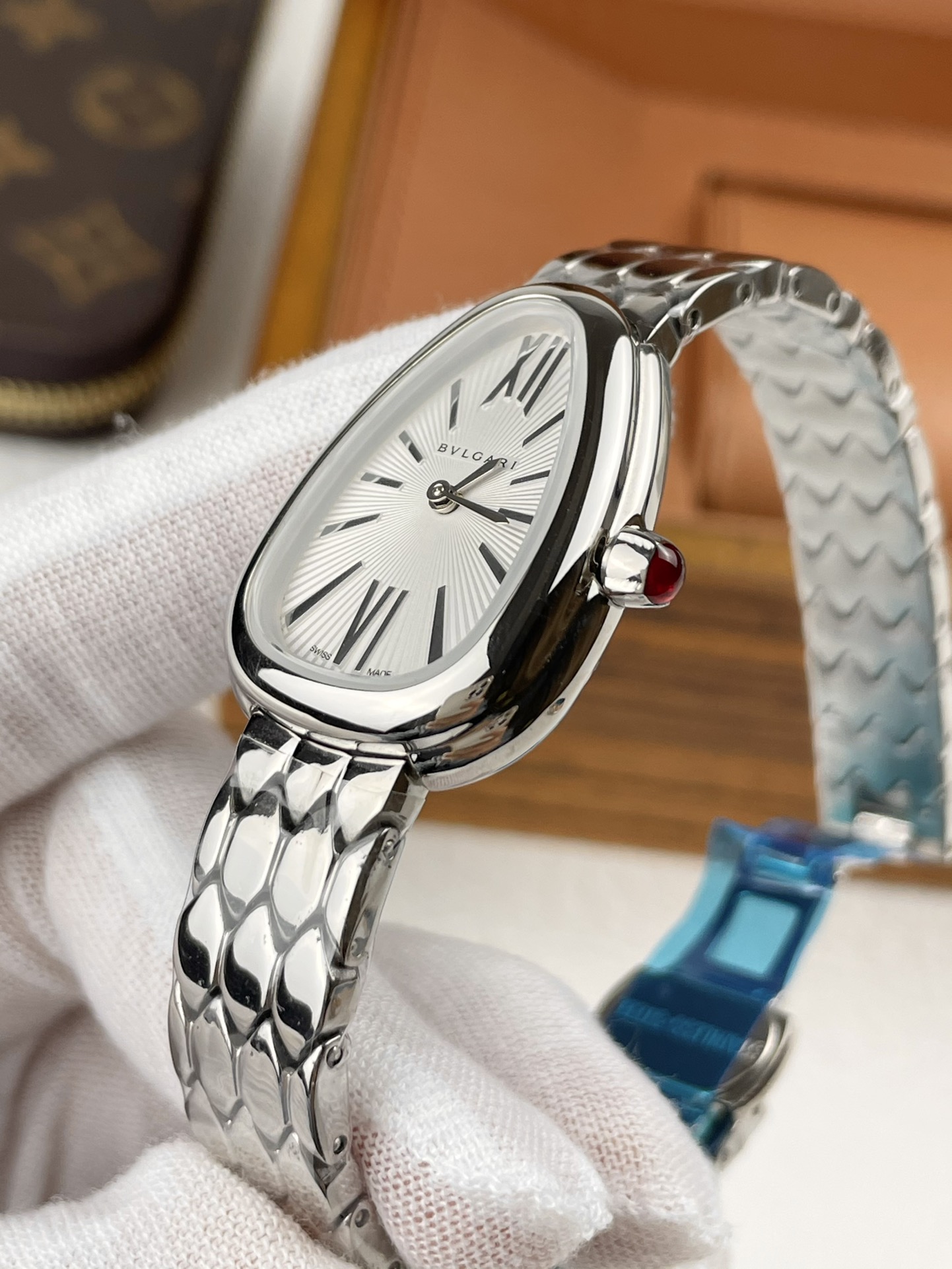 💰350 宝格丽Serpenti Seduttori 自古以来，蛇形图案就时常出现珠宝饰品中，作为智慧，重生和生命力的象征，它既是装饰品也是护身符。而如今提到灵蛇，就会让人立刻想到将灵蛇元素发挥到极致的宝格丽，其最具代表性的serpenti系列更是叫人过目不忘。 鎏光蛇影好似灵蛇腕间缠绕缱绻，舒适而柔顺的佩戴感觉，夏日必备。腕表采用冷银白色蛇头logo造型，独特个性！妖精形态。 纤薄表壳，更适合少女气质，两边镶嵌共38颗大小不一的明亮式切割钻石（约0.38克拉）搭配凸圆形蛋面切割粉色碧玺把头，904医用钢制 六边形独立蛇鳞状表链，搭配折叠式表扣，将蛇的鳞纹融入其中，表带佩戴起来既凉爽舒适，也不会因出汗而有粘稠感，缠绕手腕间。宝格丽腕表突破传统意义上沉闷表带的束缚，Serpenti Seduttori鎏光蛇影腕表全新演绎女性魅力无限的专属