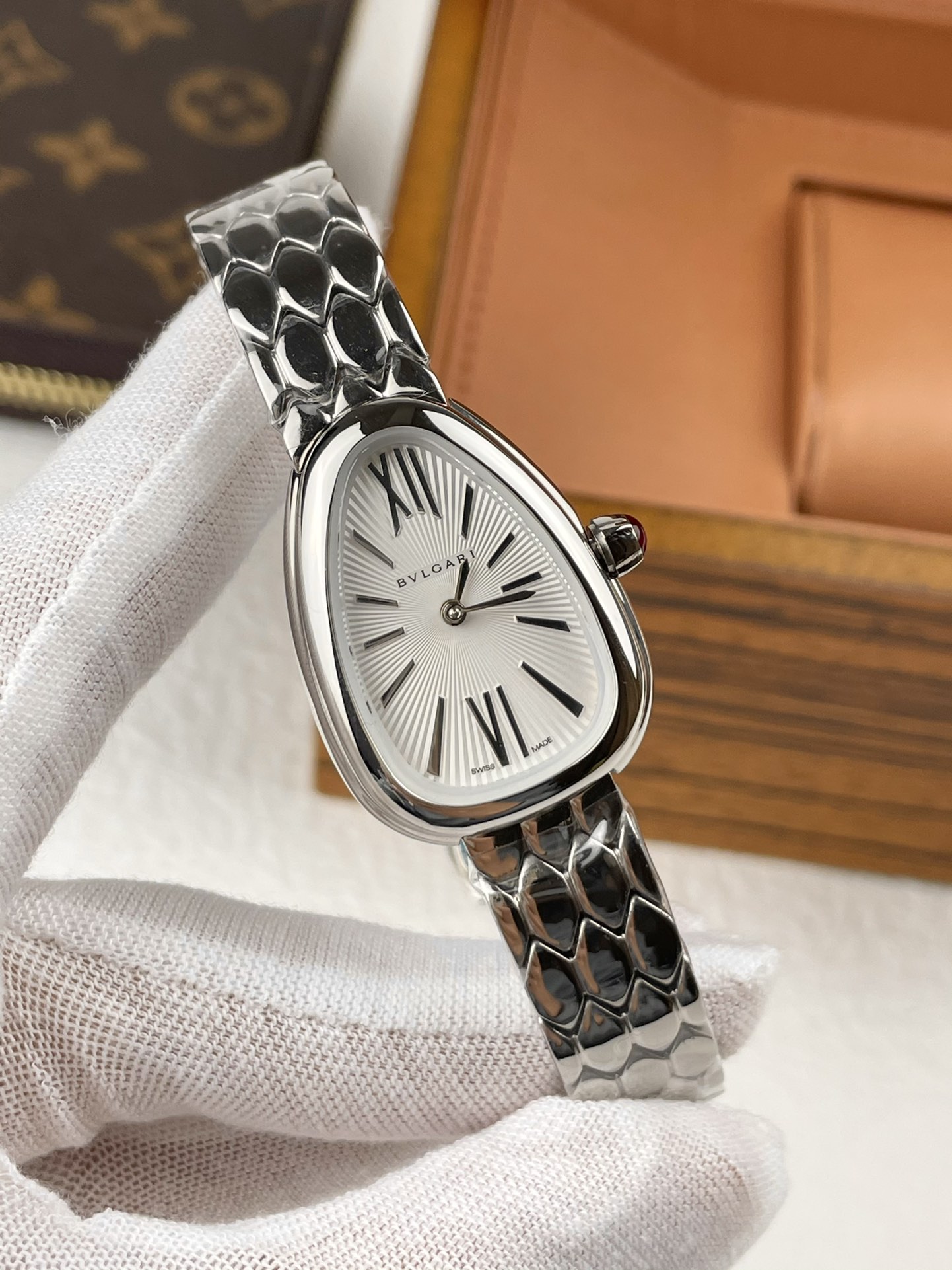 💰350 宝格丽Serpenti Seduttori 自古以来，蛇形图案就时常出现珠宝饰品中，作为智慧，重生和生命力的象征，它既是装饰品也是护身符。而如今提到灵蛇，就会让人立刻想到将灵蛇元素发挥到极致的宝格丽，其最具代表性的serpenti系列更是叫人过目不忘。 鎏光蛇影好似灵蛇腕间缠绕缱绻，舒适而柔顺的佩戴感觉，夏日必备。腕表采用冷银白色蛇头logo造型，独特个性！妖精形态。 纤薄表壳，更适合少女气质，两边镶嵌共38颗大小不一的明亮式切割钻石（约0.38克拉）搭配凸圆形蛋面切割粉色碧玺把头，904医用钢制 六边形独立蛇鳞状表链，搭配折叠式表扣，将蛇的鳞纹融入其中，表带佩戴起来既凉爽舒适，也不会因出汗而有粘稠感，缠绕手腕间。宝格丽腕表突破传统意义上沉闷表带的束缚，Serpenti Seduttori鎏光蛇影腕表全新演绎女性魅力无限的专属