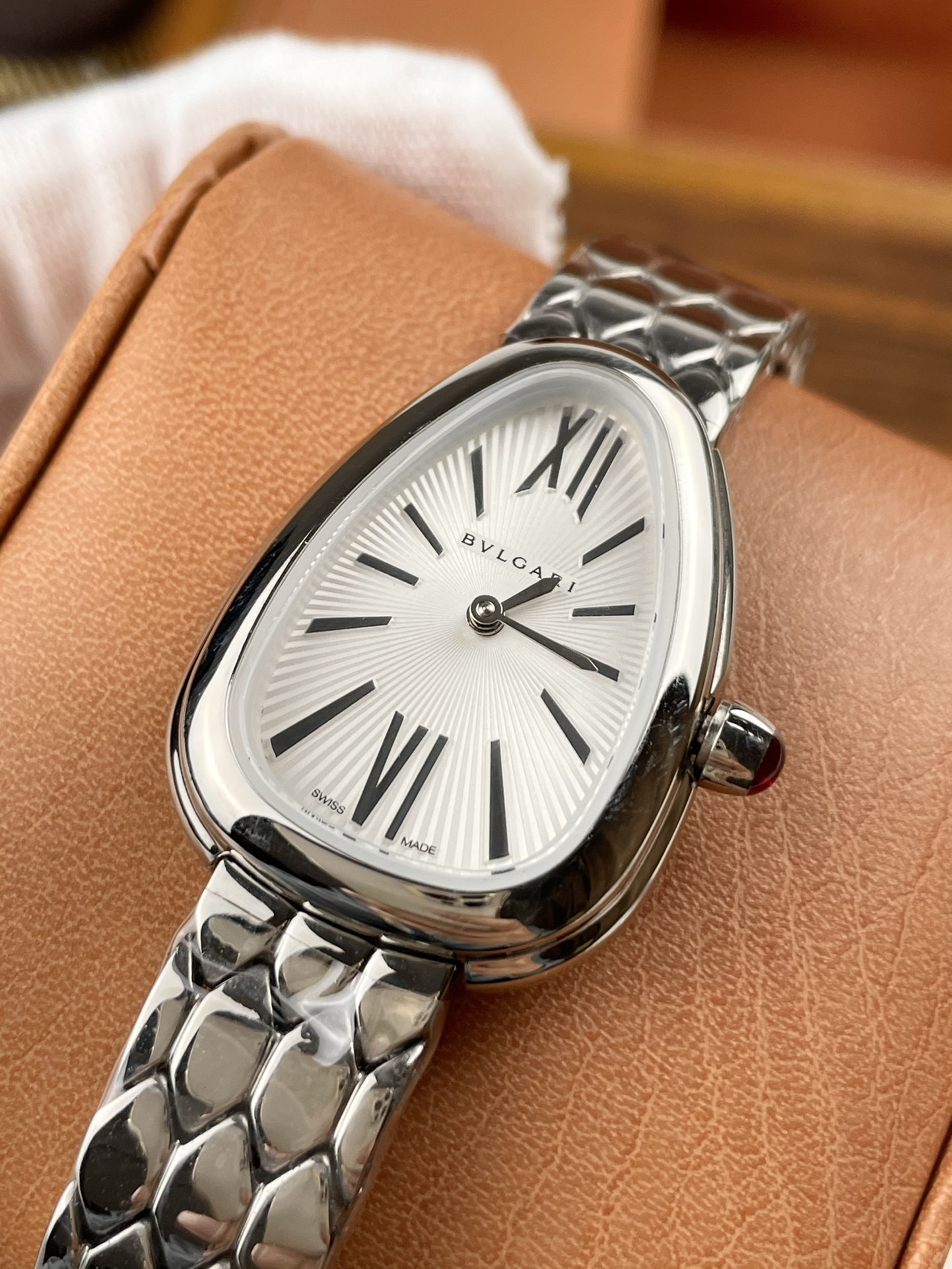 💰350 宝格丽Serpenti Seduttori 自古以来，蛇形图案就时常出现珠宝饰品中，作为智慧，重生和生命力的象征，它既是装饰品也是护身符。而如今提到灵蛇，就会让人立刻想到将灵蛇元素发挥到极致的宝格丽，其最具代表性的serpenti系列更是叫人过目不忘。 鎏光蛇影好似灵蛇腕间缠绕缱绻，舒适而柔顺的佩戴感觉，夏日必备。腕表采用冷银白色蛇头logo造型，独特个性！妖精形态。 纤薄表壳，更适合少女气质，两边镶嵌共38颗大小不一的明亮式切割钻石（约0.38克拉）搭配凸圆形蛋面切割粉色碧玺把头，904医用钢制 六边形独立蛇鳞状表链，搭配折叠式表扣，将蛇的鳞纹融入其中，表带佩戴起来既凉爽舒适，也不会因出汗而有粘稠感，缠绕手腕间。宝格丽腕表突破传统意义上沉闷表带的束缚，Serpenti Seduttori鎏光蛇影腕表全新演绎女性魅力无限的专属