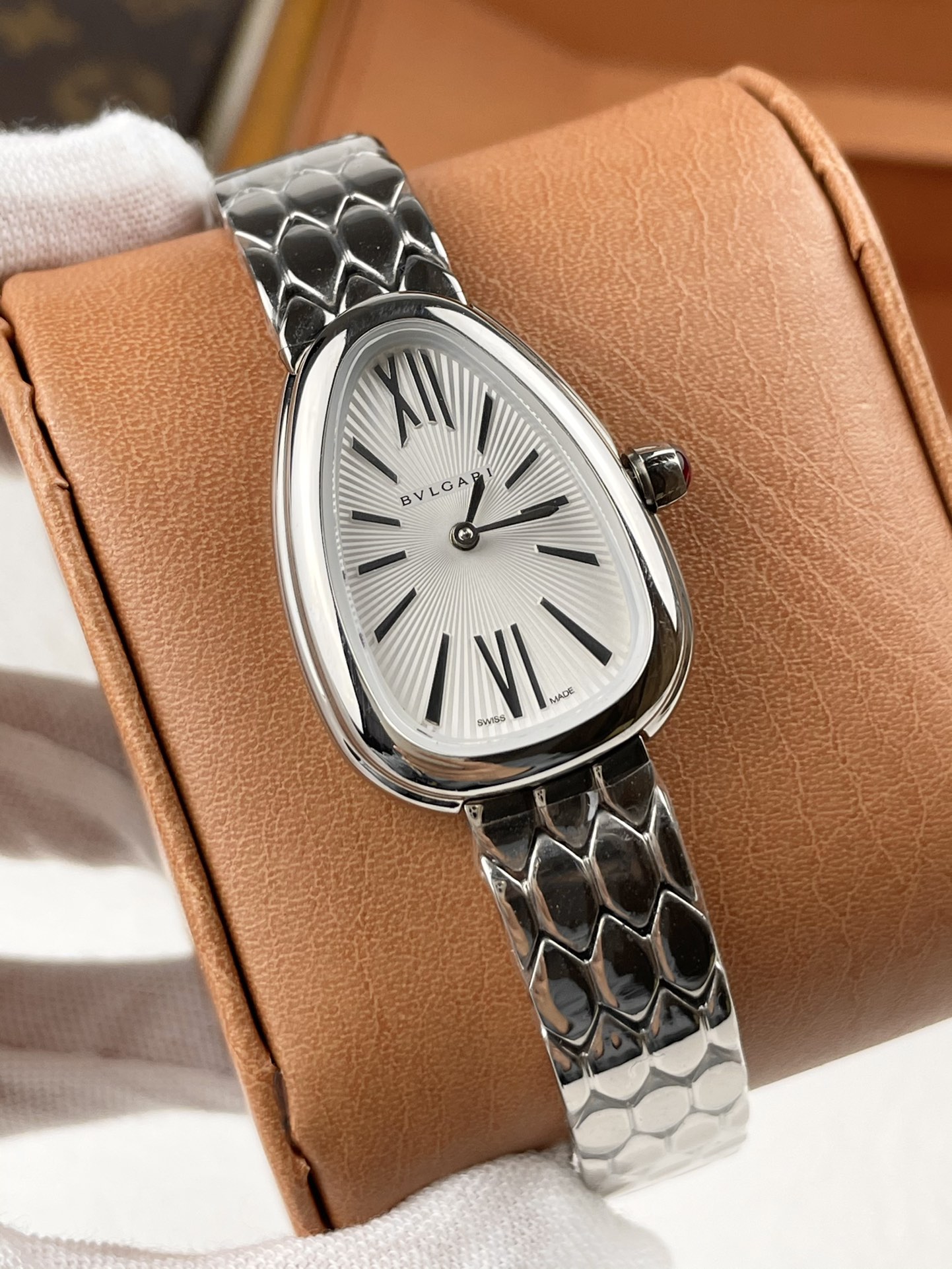 💰350 宝格丽Serpenti Seduttori 自古以来，蛇形图案就时常出现珠宝饰品中，作为智慧，重生和生命力的象征，它既是装饰品也是护身符。而如今提到灵蛇，就会让人立刻想到将灵蛇元素发挥到极致的宝格丽，其最具代表性的serpenti系列更是叫人过目不忘。 鎏光蛇影好似灵蛇腕间缠绕缱绻，舒适而柔顺的佩戴感觉，夏日必备。腕表采用冷银白色蛇头logo造型，独特个性！妖精形态。 纤薄表壳，更适合少女气质，两边镶嵌共38颗大小不一的明亮式切割钻石（约0.38克拉）搭配凸圆形蛋面切割粉色碧玺把头，904医用钢制 六边形独立蛇鳞状表链，搭配折叠式表扣，将蛇的鳞纹融入其中，表带佩戴起来既凉爽舒适，也不会因出汗而有粘稠感，缠绕手腕间。宝格丽腕表突破传统意义上沉闷表带的束缚，Serpenti Seduttori鎏光蛇影腕表全新演绎女性魅力无限的专属