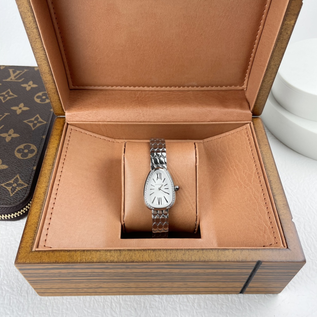💰350 宝格丽Serpenti Seduttori 自古以来，蛇形图案就时常出现珠宝饰品中，作为智慧，重生和生命力的象征，它既是装饰品也是护身符。而如今提到灵蛇，就会让人立刻想到将灵蛇元素发挥到极致的宝格丽，其最具代表性的serpenti系列更是叫人过目不忘。 鎏光蛇影好似灵蛇腕间缠绕缱绻，舒适而柔顺的佩戴感觉，夏日必备。腕表采用冷银白色蛇头logo造型，独特个性！妖精形态。 纤薄表壳，更适合少女气质，两边镶嵌共38颗大小不一的明亮式切割钻石（约0.38克拉）搭配凸圆形蛋面切割粉色碧玺把头，904医用钢制 六边形独立蛇鳞状表链，搭配折叠式表扣，将蛇的鳞纹融入其中，表带佩戴起来既凉爽舒适，也不会因出汗而有粘稠感，缠绕手腕间。宝格丽腕表突破传统意义上沉闷表带的束缚，Serpenti Seduttori鎏光蛇影腕表全新演绎女性魅力无限的专属。
