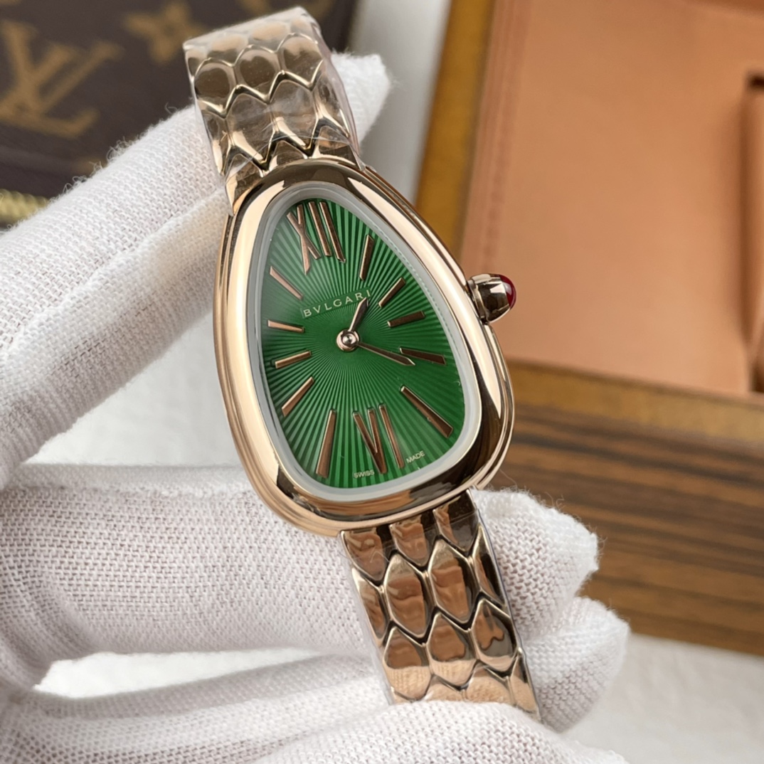 💰350 宝格丽Serpenti Seduttori 自古以来，蛇形图案就时常出现珠宝饰品中，作为智慧，重生和生命力的象征，它既是装饰品也是护身符。而如今提到灵蛇，就会让人立刻想到将灵蛇元素发挥到极致的宝格丽，其最具代表性的serpenti系列更是叫人过目不忘。 鎏光蛇影好似灵蛇腕间缠绕缱绻，舒适而柔顺的佩戴感觉，夏日必备。腕表采用冷银白色蛇头logo造型，独特个性！妖精形态。 纤薄表壳，更适合少女气质，两边镶嵌共38颗大小不一的明亮式切割钻石（约0.38克拉）搭配凸圆形蛋面切割粉色碧玺把头，904医用钢制 六边形独立蛇鳞状表链，搭配折叠式表扣，将蛇的鳞纹融入其中，表带佩戴起来既凉爽舒适，也不会因出汗而有粘稠感，缠绕手腕间。宝格丽腕表突破传统意义上沉闷表带的束缚，Serpenti Seduttori鎏光蛇影腕表全新演绎女性魅力无限的专属。