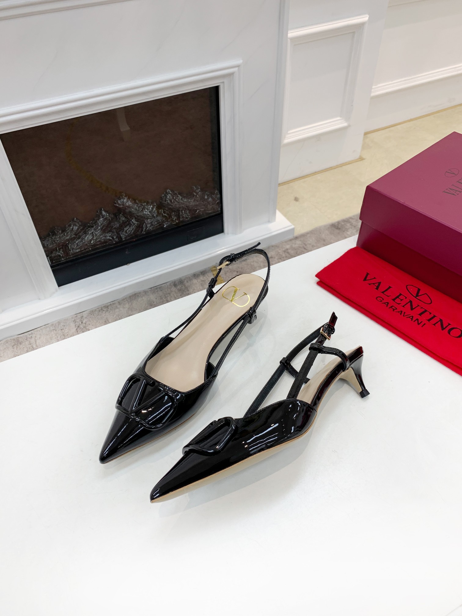 Valentino. Valentino gran hebilla v zapatos individuales contador última serie Versión genuina de lo