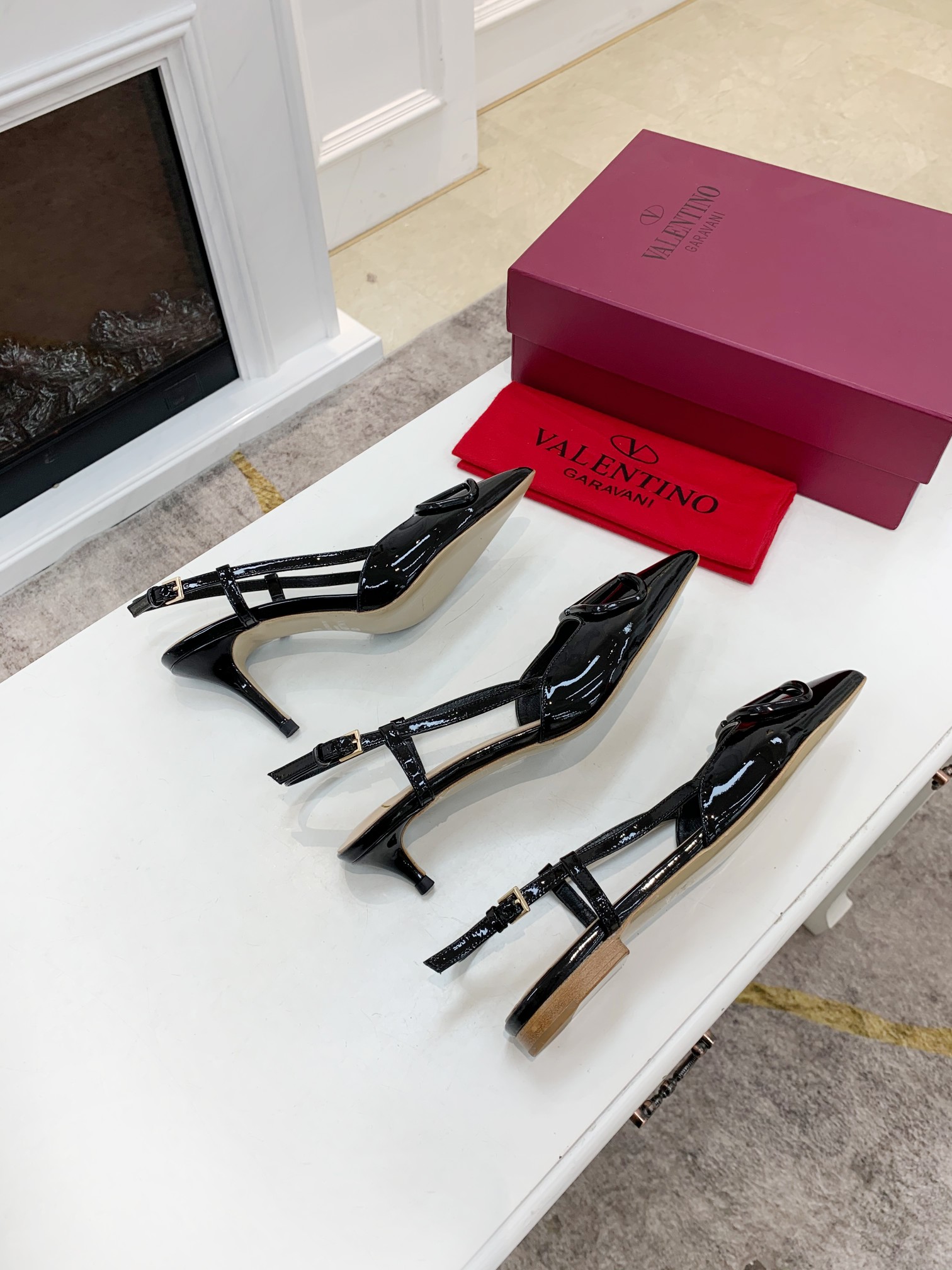 Valentino. Valentino gran hebilla v zapatos individuales contador última serie Versión genuina de lo