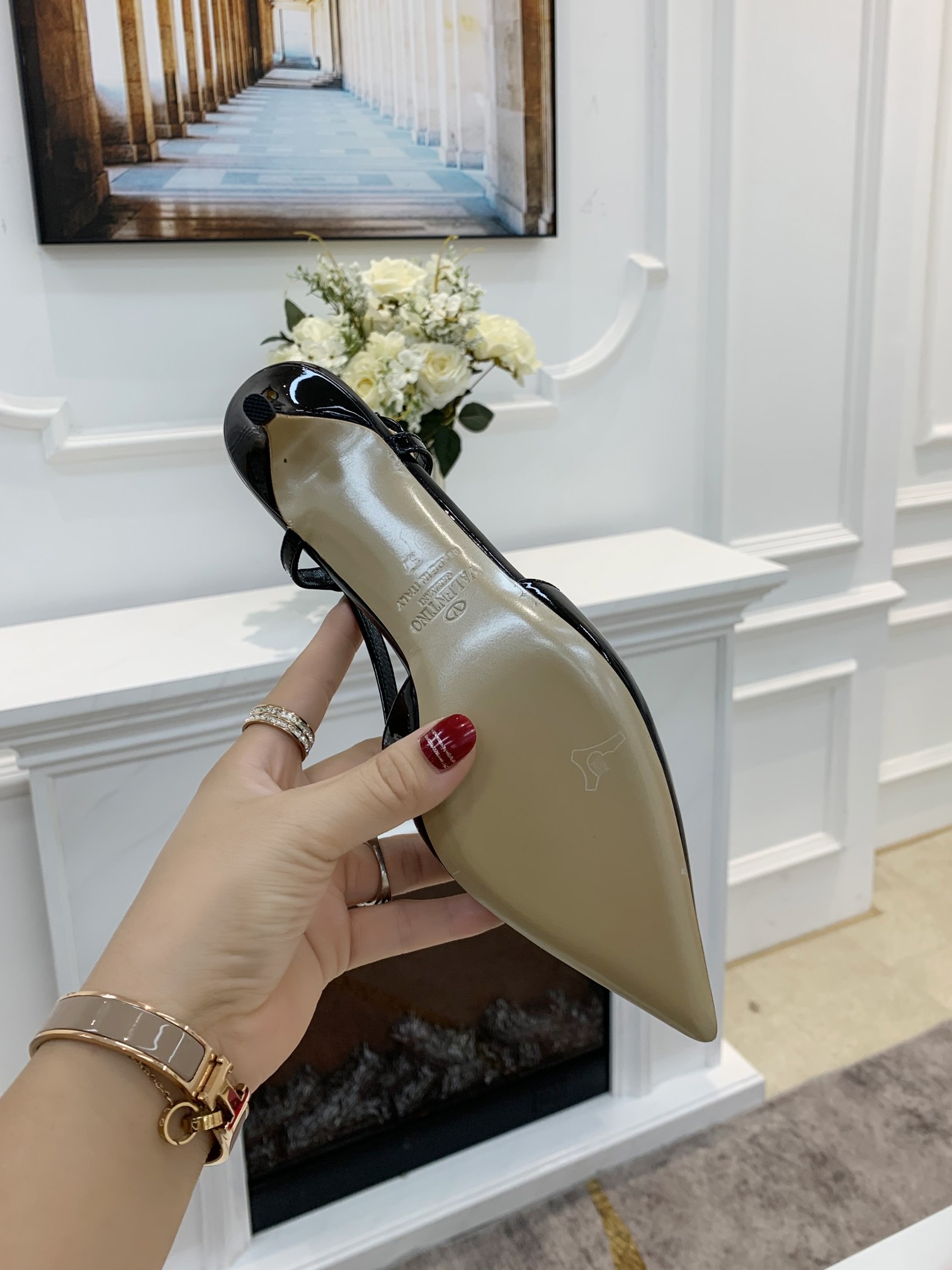 Valentino. Valentino gran hebilla v zapatos individuales contador última serie Versión genuina de lo