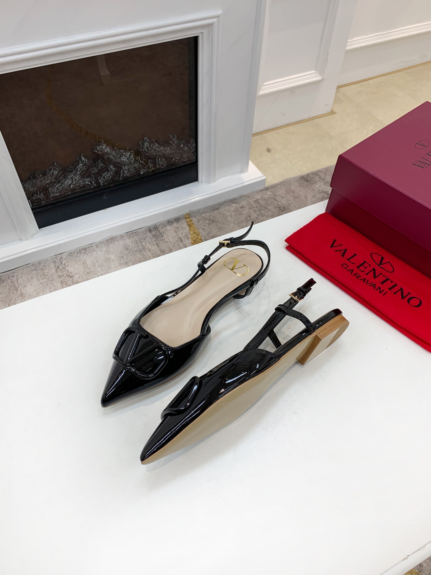 Valentino. Valentino gran hebilla v zapatos individuales contador última serie Versión genuina de lo