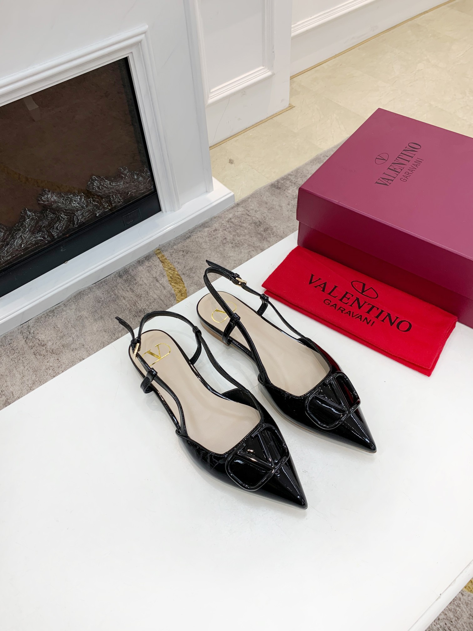 Valentino. Valentino gran hebilla v zapatos individuales contador última serie Versión genuina de lo