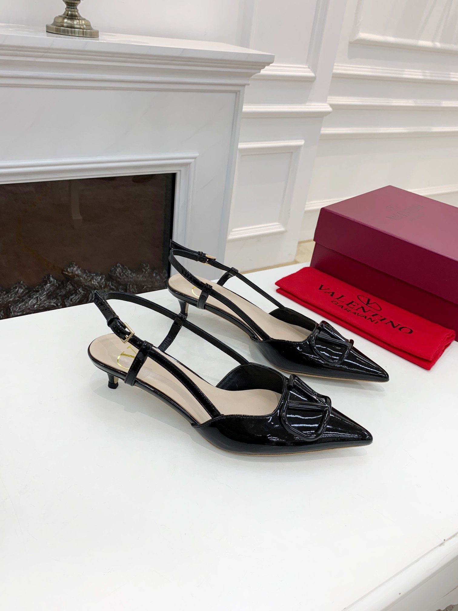 Valentino. Valentino gran hebilla v zapatos individuales contador última serie Versión genuina de lo