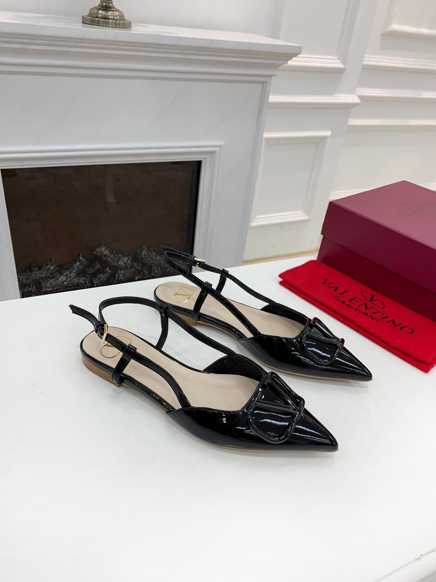 Valentino. Valentino gran hebilla v zapatos individuales contador última serie Versión genuina de lo