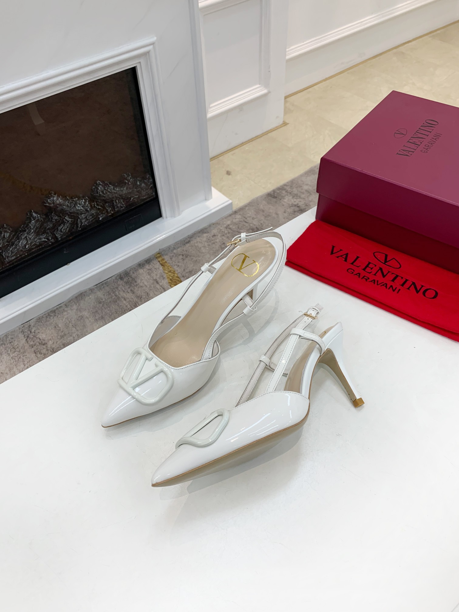 Valentino. Valentino gran hebilla v zapatos individuales contador última serie Versión genuina de lo