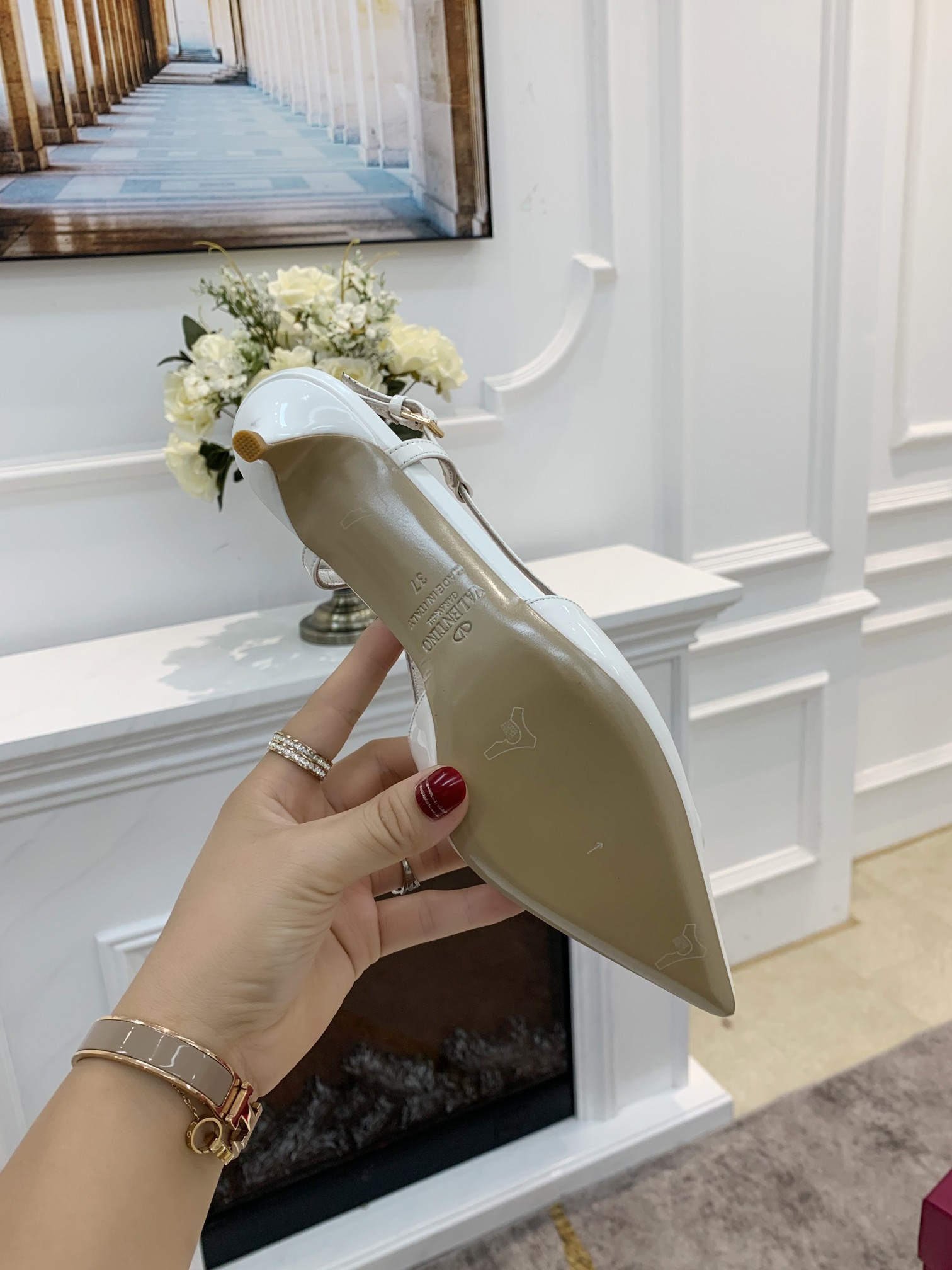 Valentino. Valentino gran hebilla v zapatos individuales contador última serie Versión genuina de lo