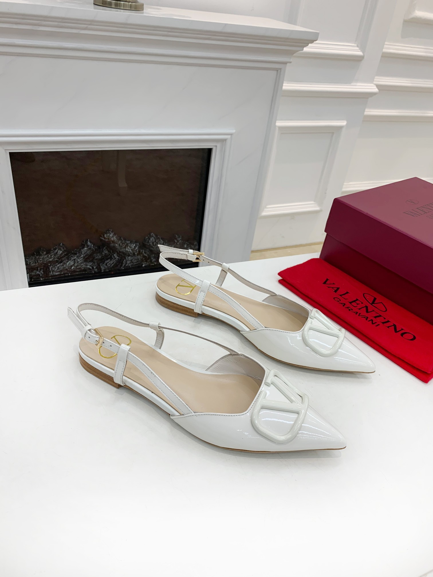 Valentino. Valentino gran hebilla v zapatos individuales contador última serie Versión genuina de lo
