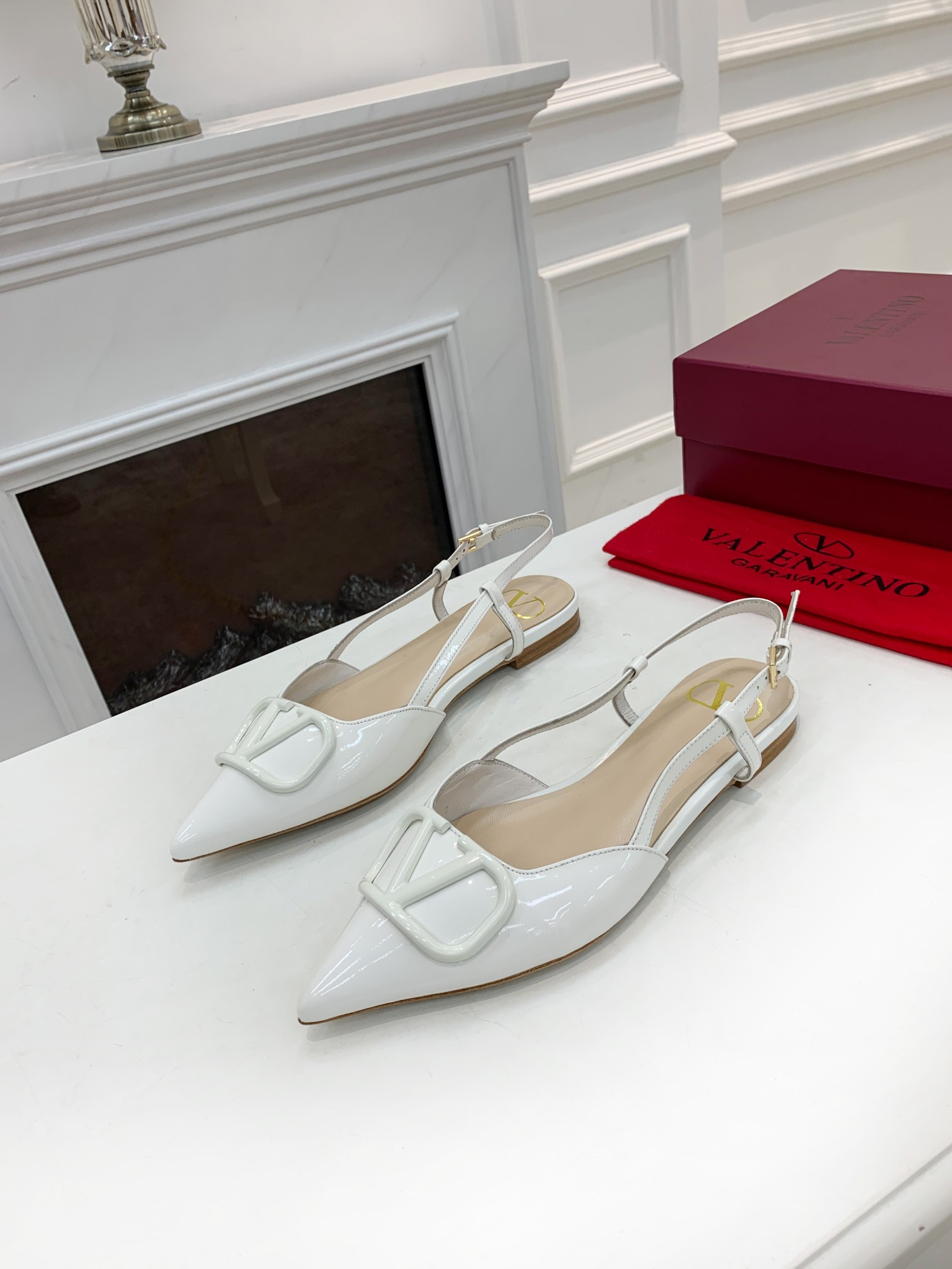 Valentino. Valentino gran hebilla v zapatos individuales contador última serie Versión genuina de lo