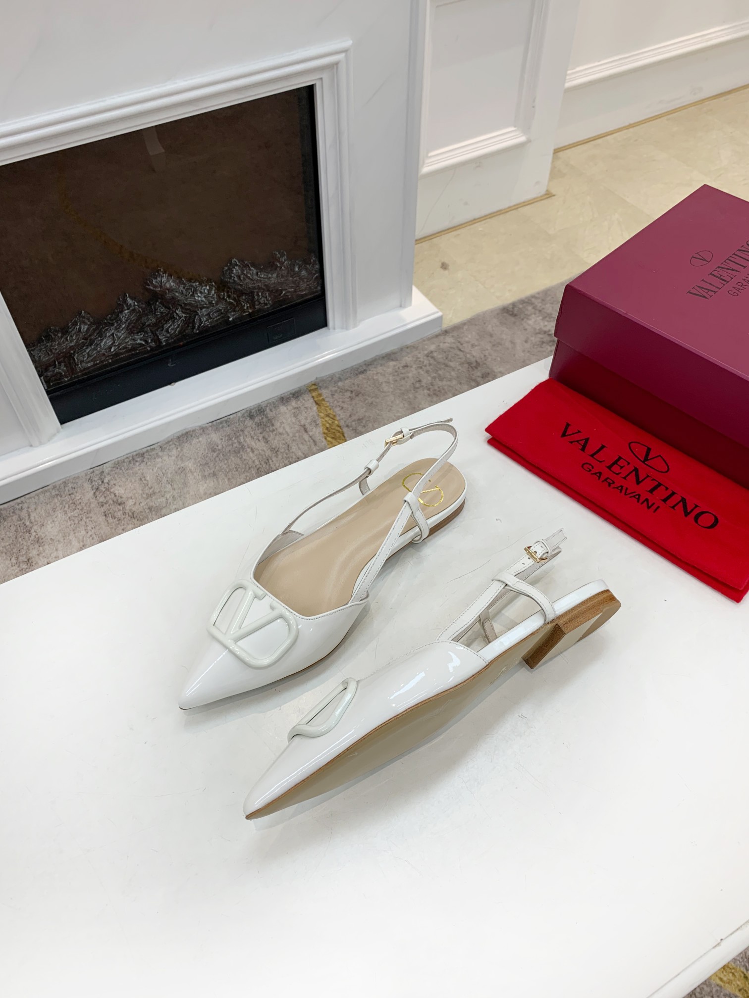 Valentino. Valentino gran hebilla v zapatos individuales contador última serie Versión genuina de lo