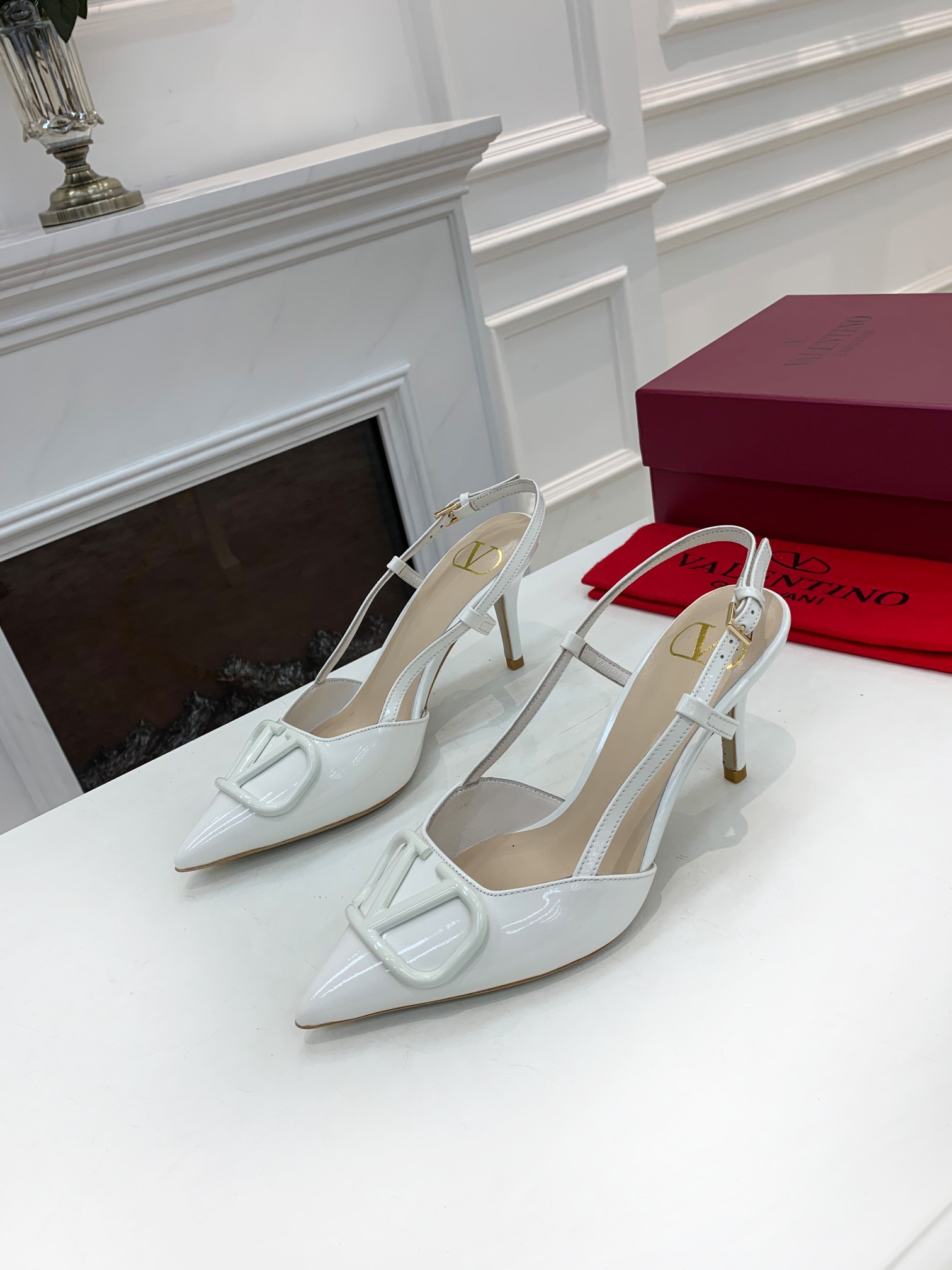 Valentino. Valentino gran hebilla v zapatos individuales contador última serie Versión genuina de lo