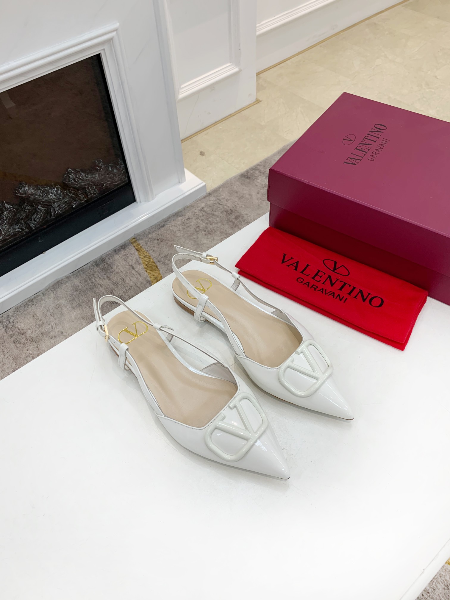 Valentino. Valentino gran hebilla v zapatos individuales contador última serie Versión genuina de lo
