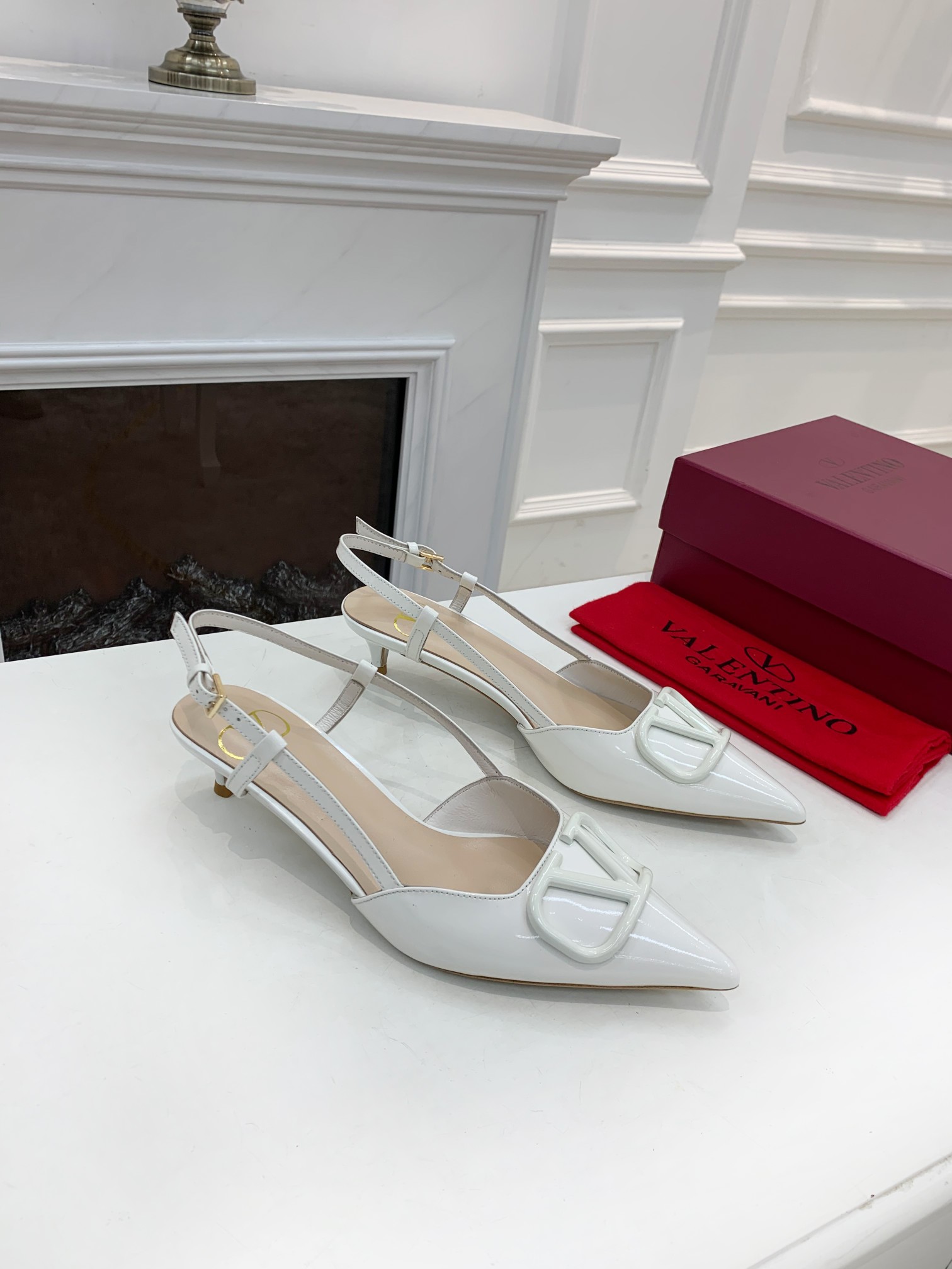 Valentino. Valentino gran hebilla v zapatos individuales contador última serie Versión genuina de lo