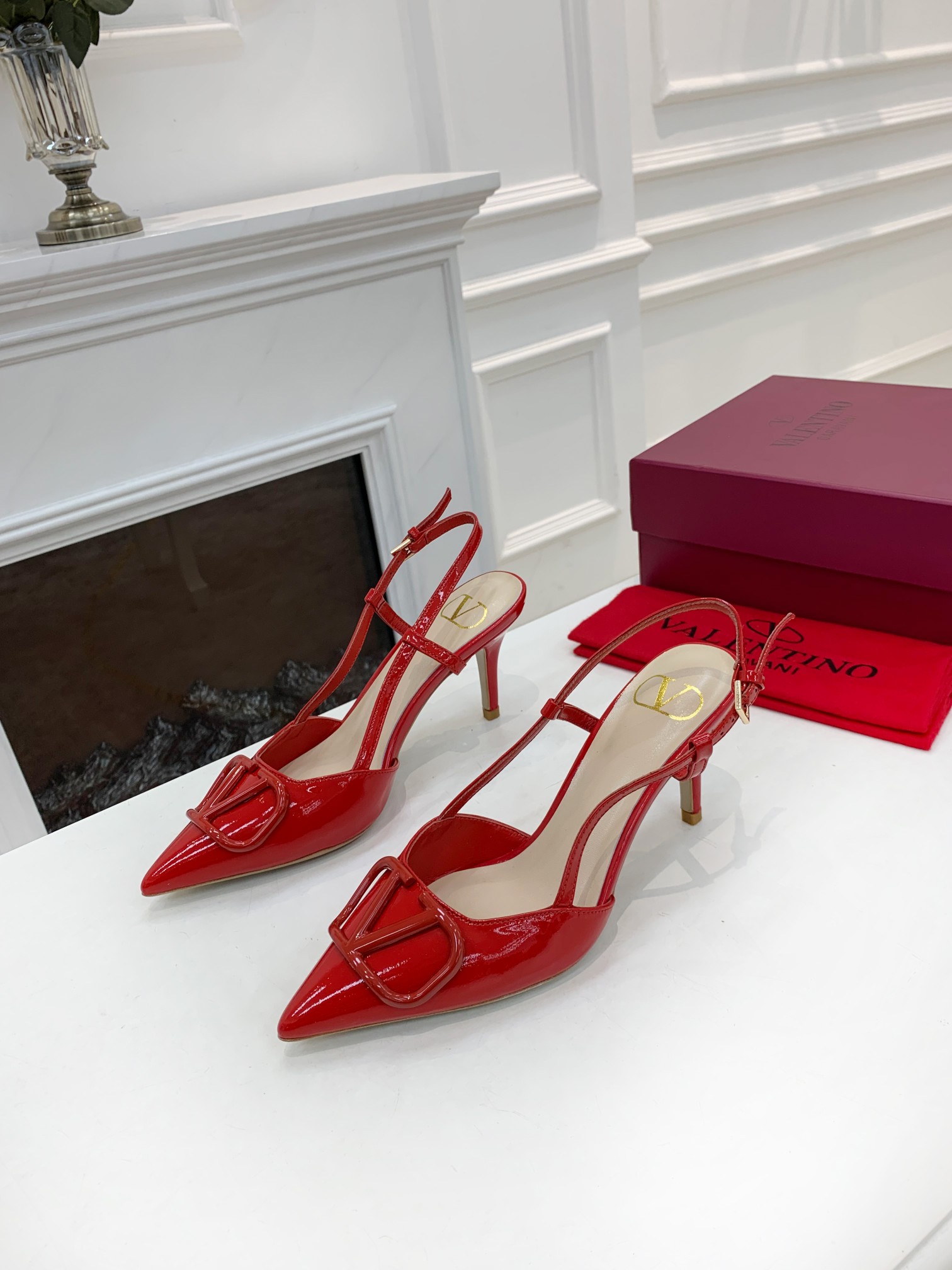 Valentino. Valentino gran hebilla v zapatos individuales contador última serie Versión genuina de lo