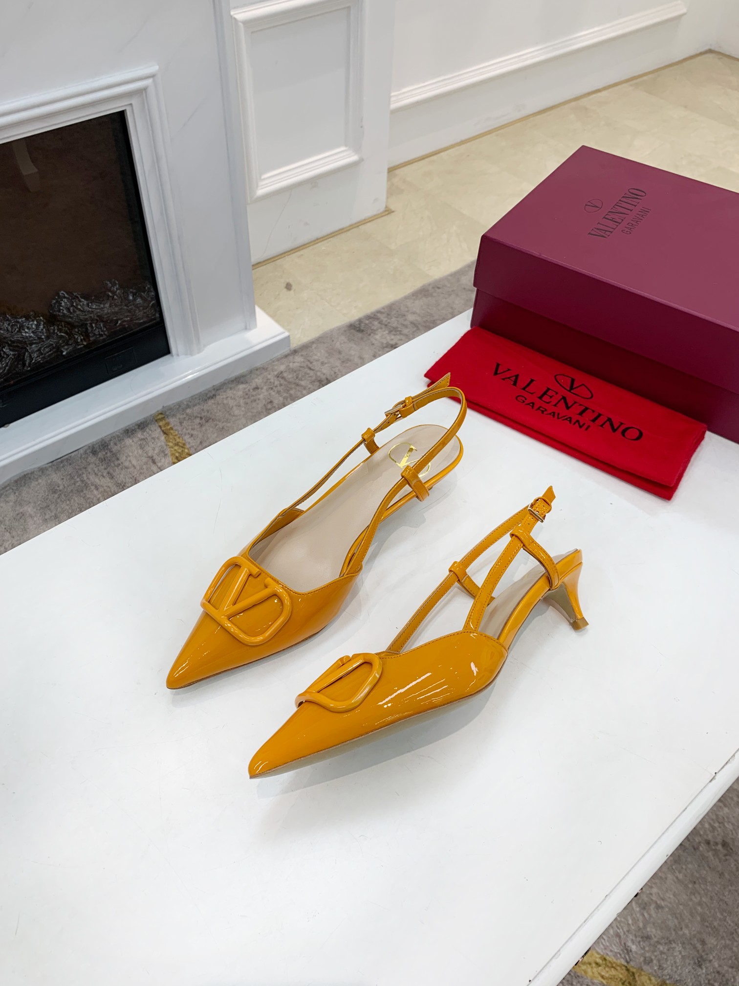 Valentino. Valentino gran hebilla v zapatos individuales contador última serie Versión genuina de lo