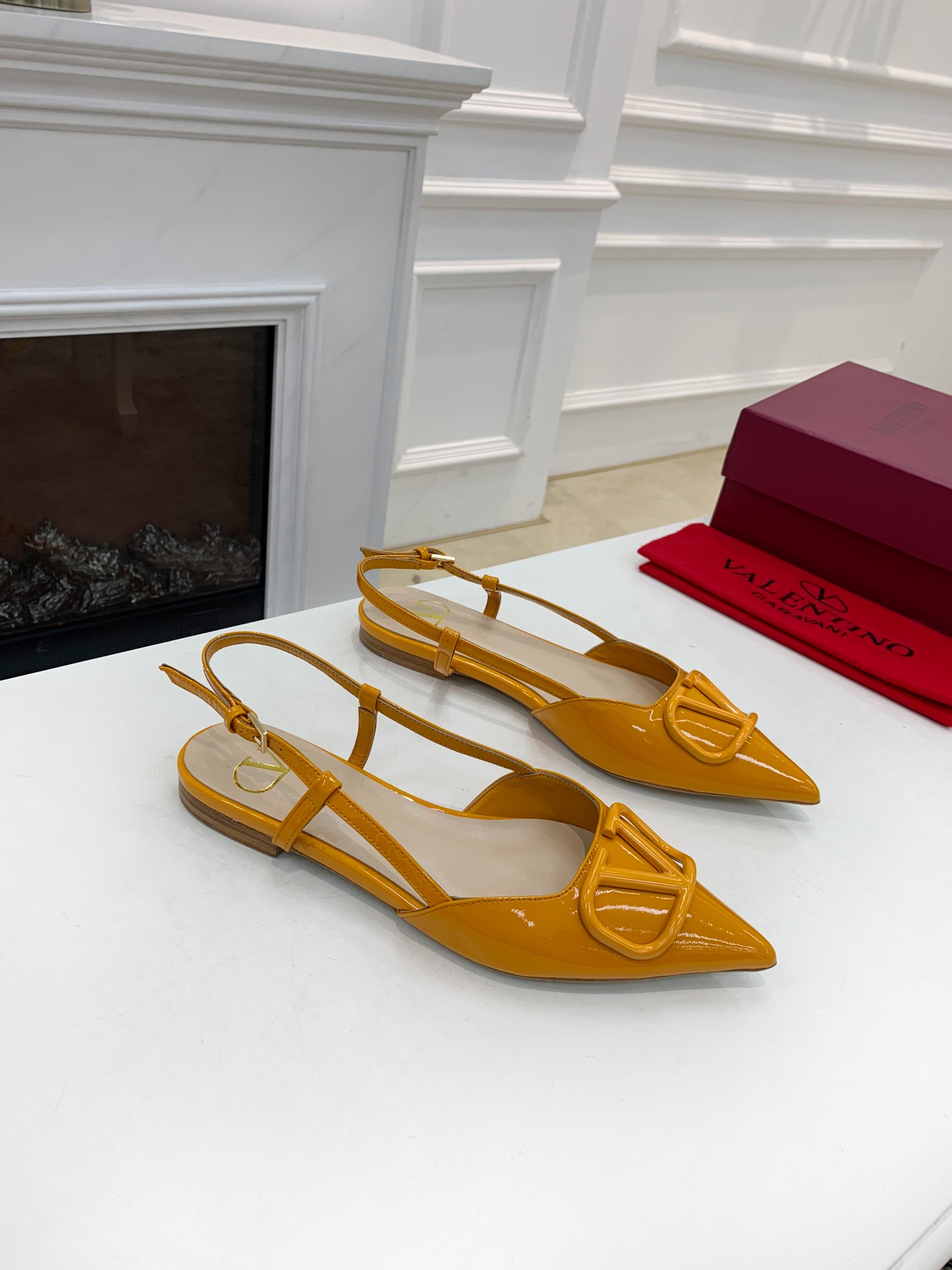 Valentino. Valentino gran hebilla v zapatos individuales contador última serie Versión genuina de lo