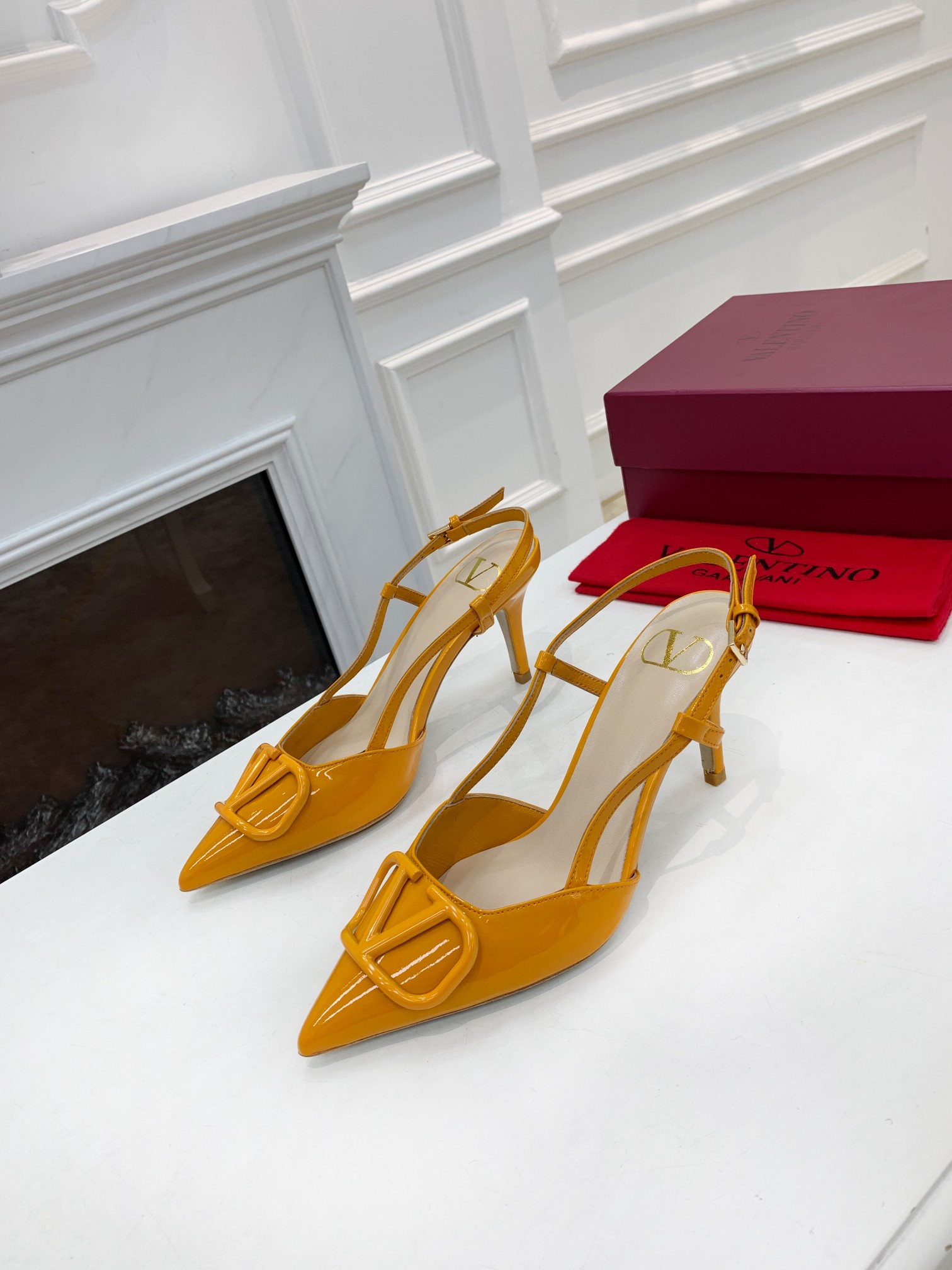 Valentino. Valentino gran hebilla v zapatos individuales contador última serie Versión genuina de lo