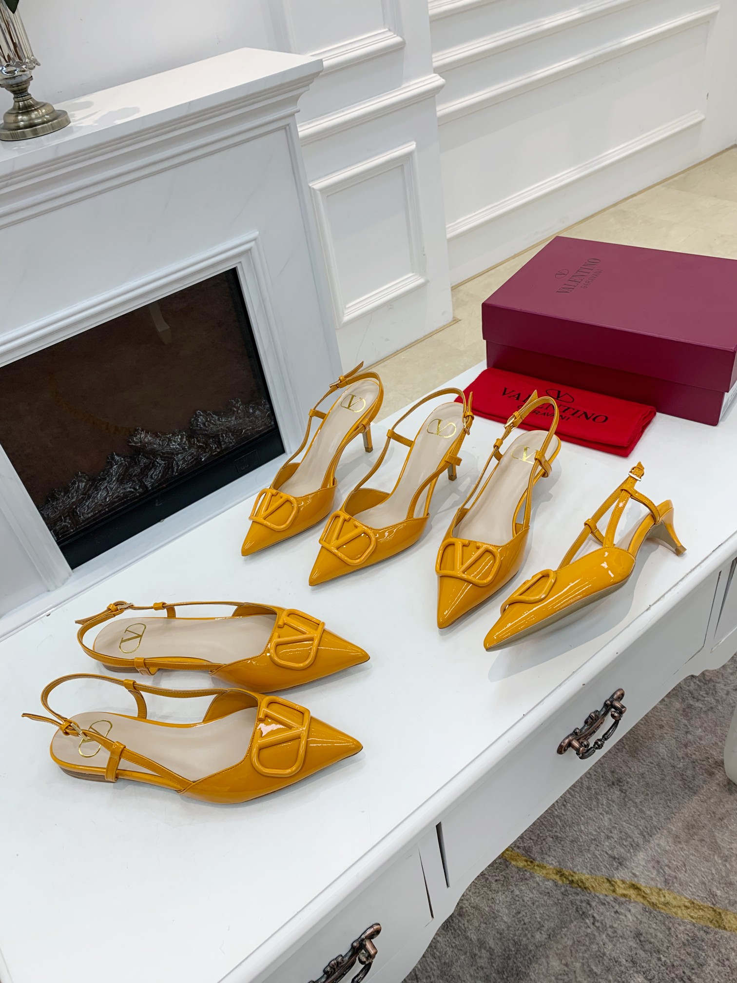 Valentino. Valentino gran hebilla v zapatos individuales contador última serie Versión genuina de lo