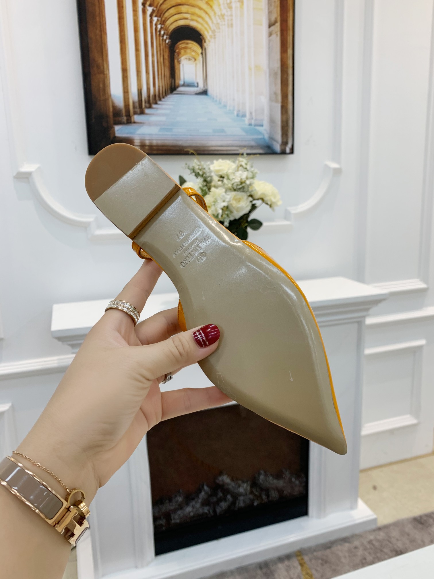 Valentino. Valentino gran hebilla v zapatos individuales contador última serie Versión genuina de lo