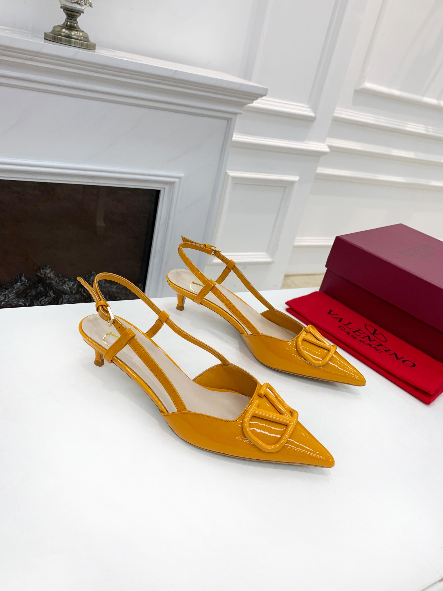Valentino. Valentino gran hebilla v zapatos individuales contador última serie Versión genuina de lo