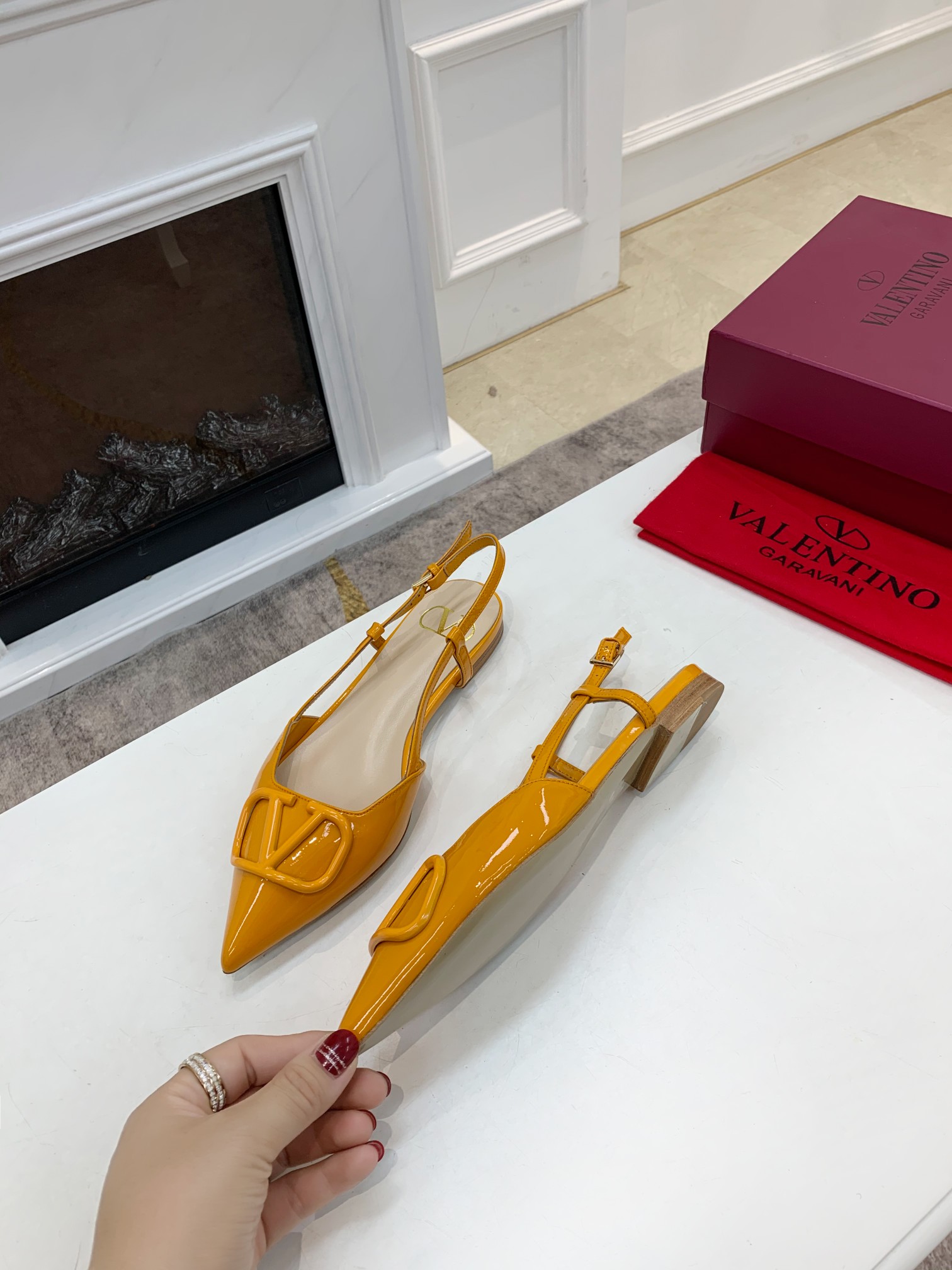 Valentino. Valentino gran hebilla v zapatos individuales contador última serie Versión genuina de lo