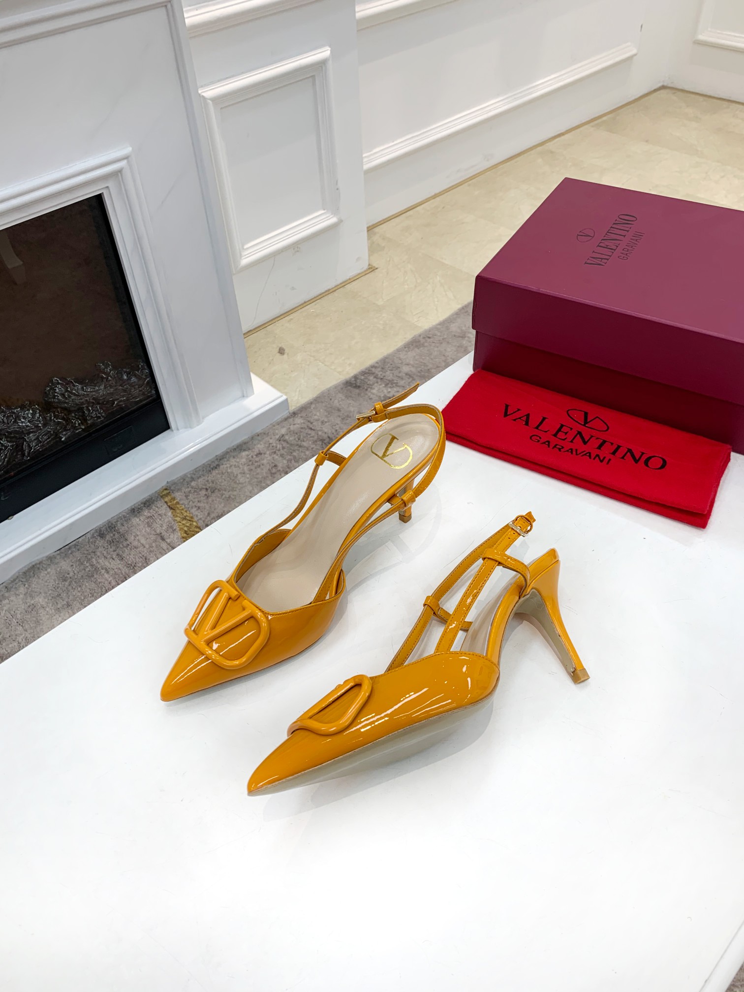 Valentino. Valentino gran hebilla v zapatos individuales contador última serie Versión genuina de lo