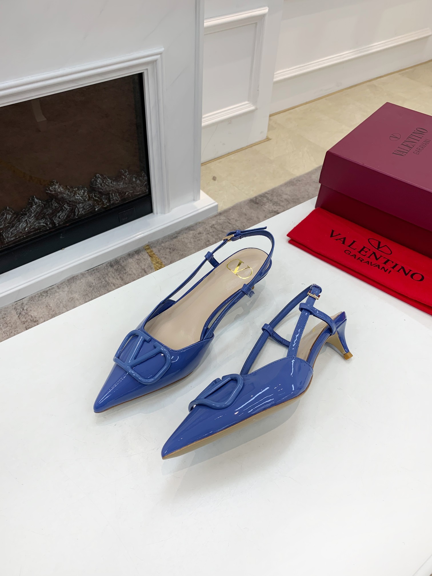 Valentino. Valentino gran hebilla v zapatos individuales contador última serie Versión genuina de lo