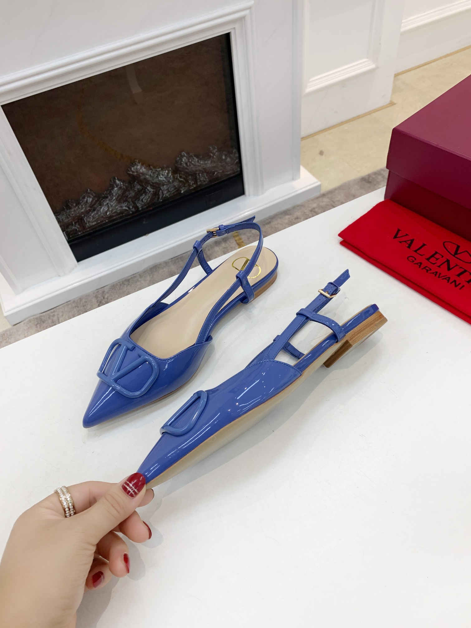 Valentino. Valentino gran hebilla v zapatos individuales contador última serie Versión genuina de lo