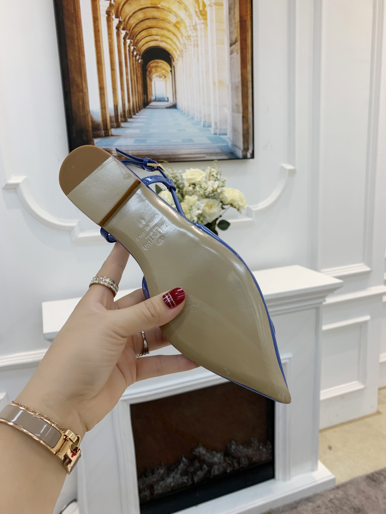 Valentino. Valentino gran hebilla v zapatos individuales contador última serie Versión genuina de lo