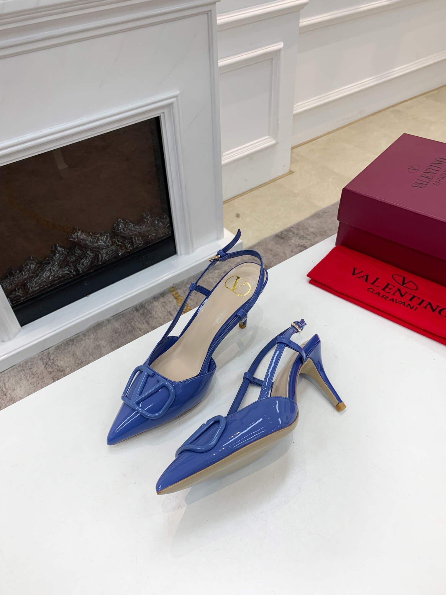 Valentino. Valentino gran hebilla v zapatos individuales contador última serie Versión genuina de lo