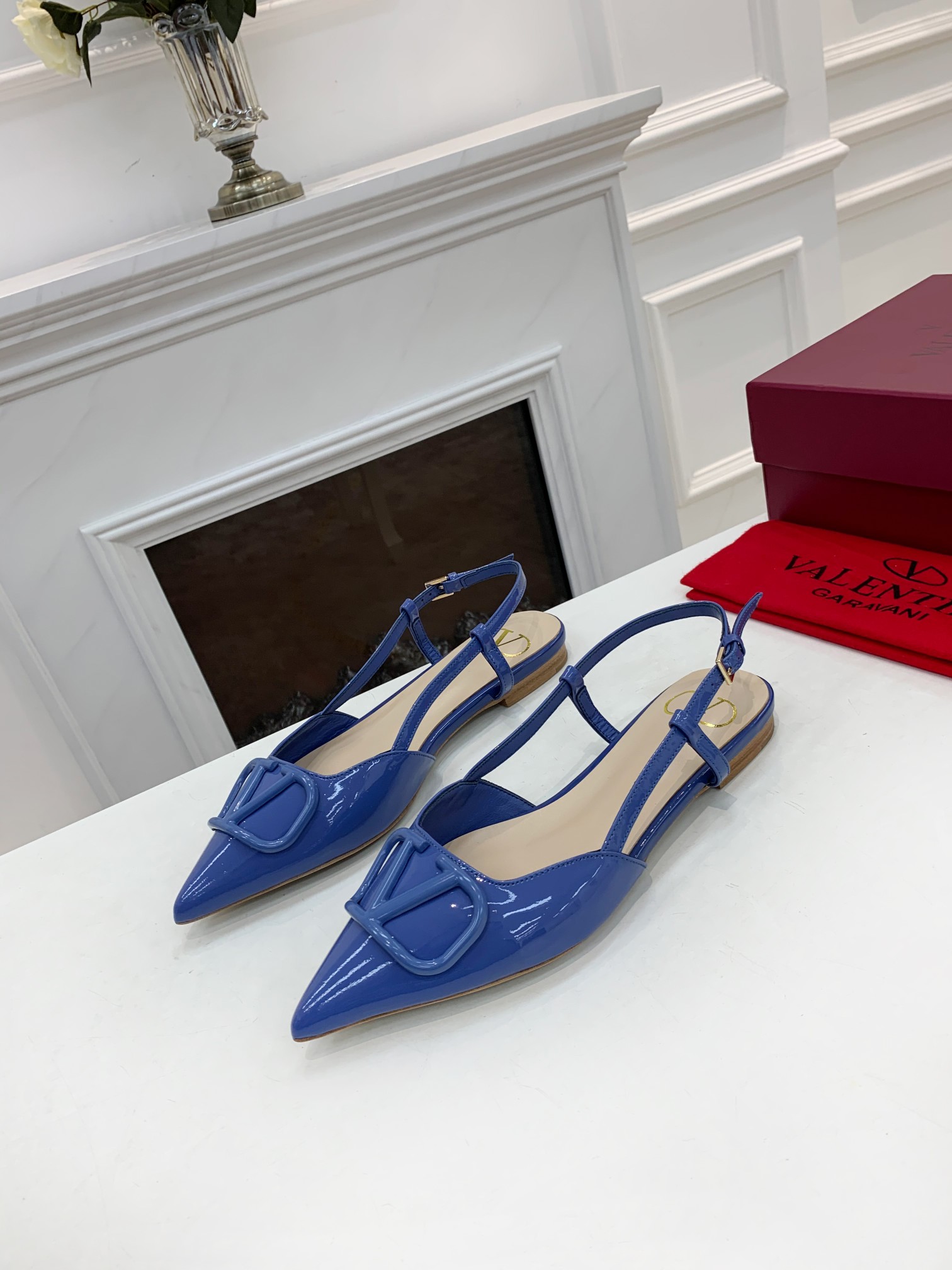 Valentino. Valentino gran hebilla v zapatos individuales contador última serie Versión genuina de lo