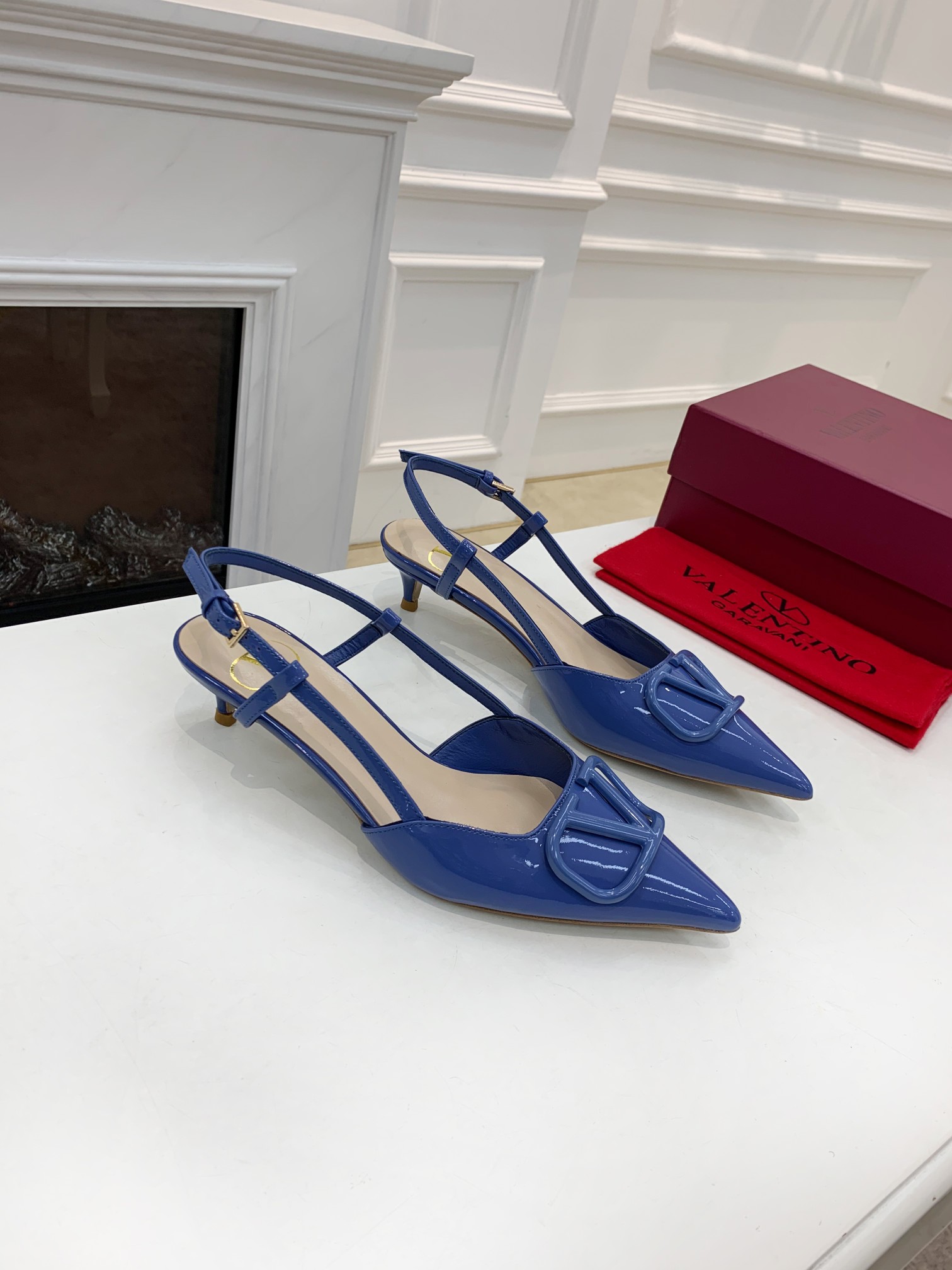Valentino. Valentino gran hebilla v zapatos individuales contador última serie Versión genuina de lo