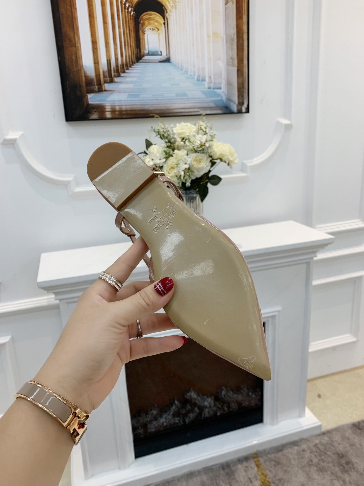 Valentino. Valentino gran hebilla v zapatos individuales contador última serie Versión genuina de lo