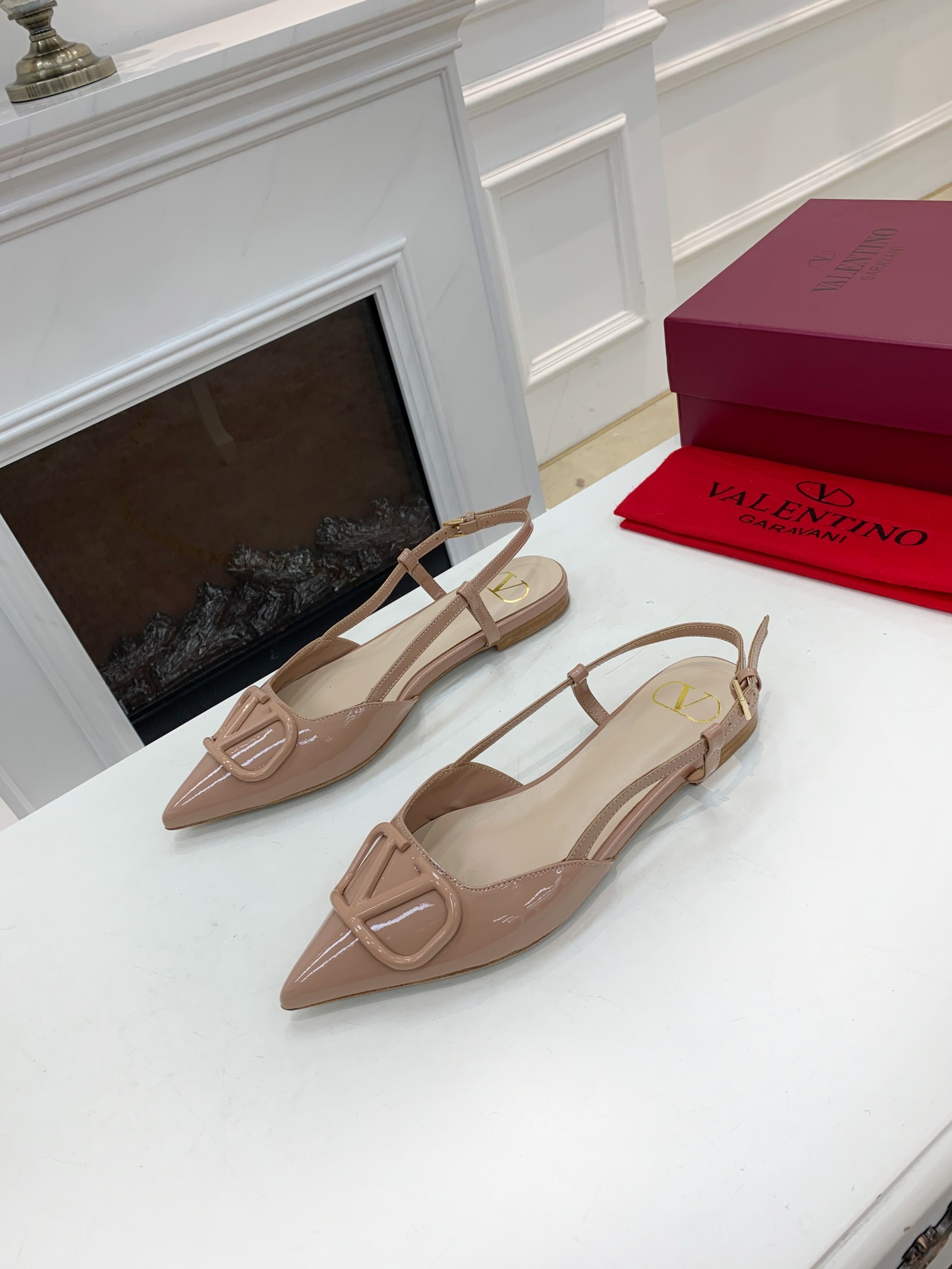 Valentino. Valentino gran hebilla v zapatos individuales contador última serie Versión genuina de lo