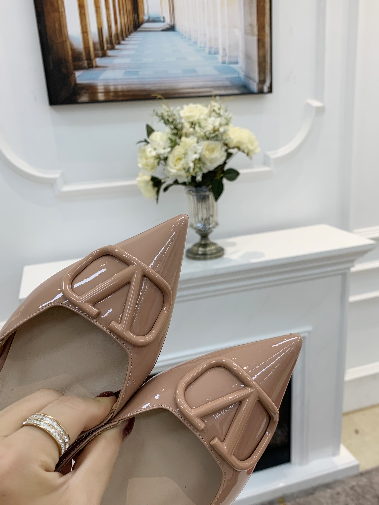 Valentino. Valentino gran hebilla v zapatos individuales contador última serie Versión genuina de lo