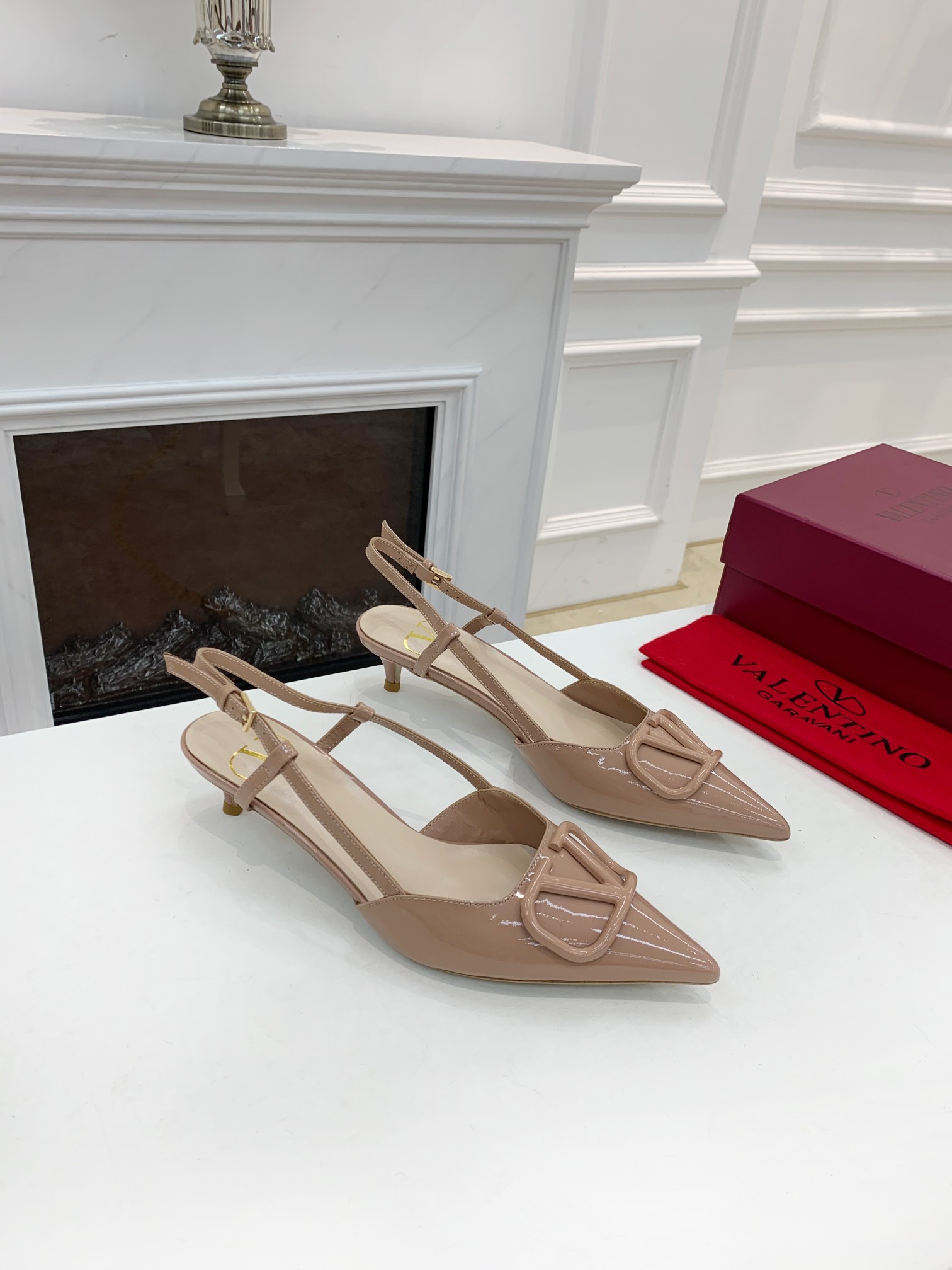 Valentino. Valentino gran hebilla v zapatos individuales contador última serie Versión genuina de lo