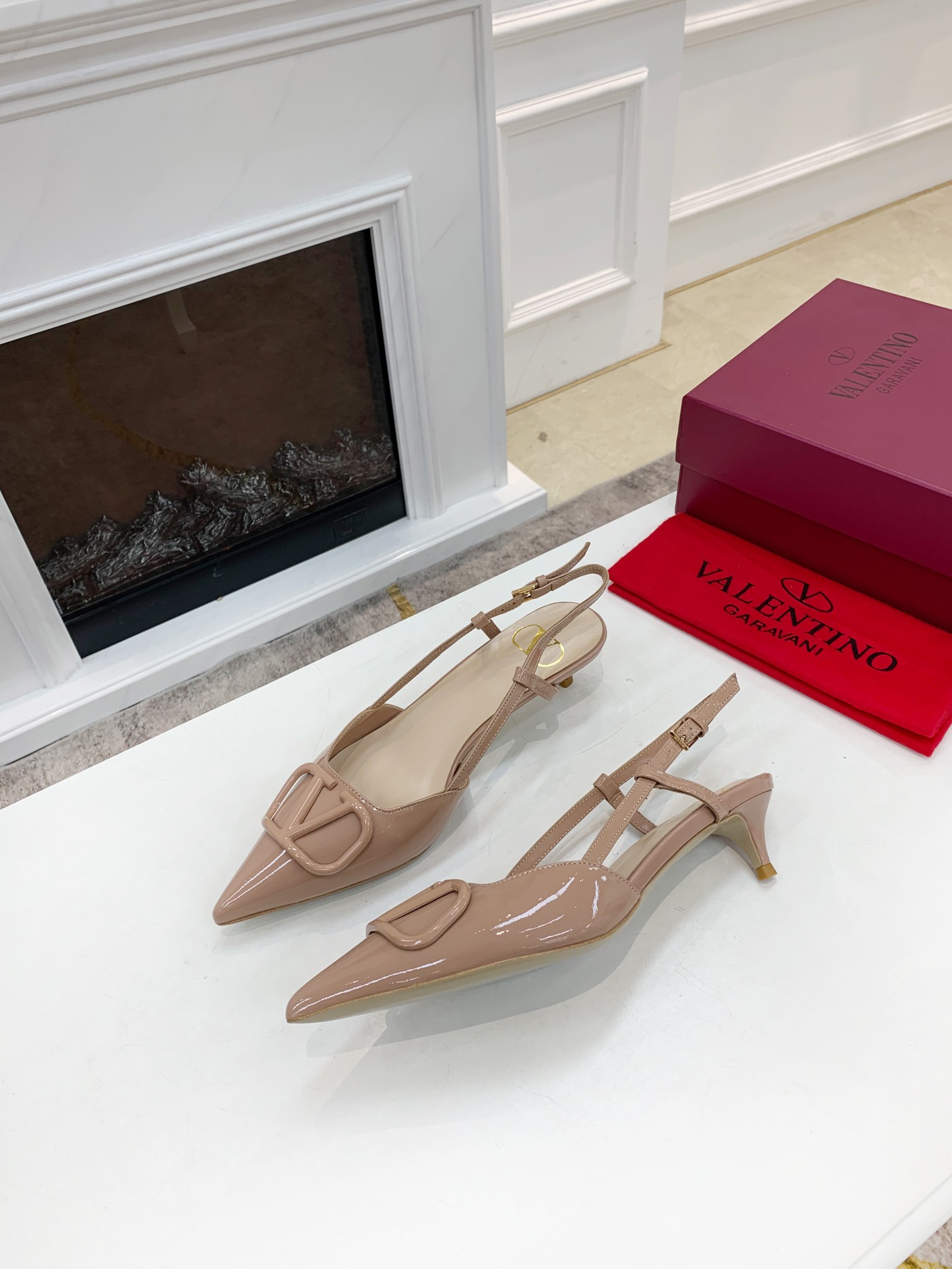 Valentino. Valentino gran hebilla v zapatos individuales contador última serie Versión genuina de lo