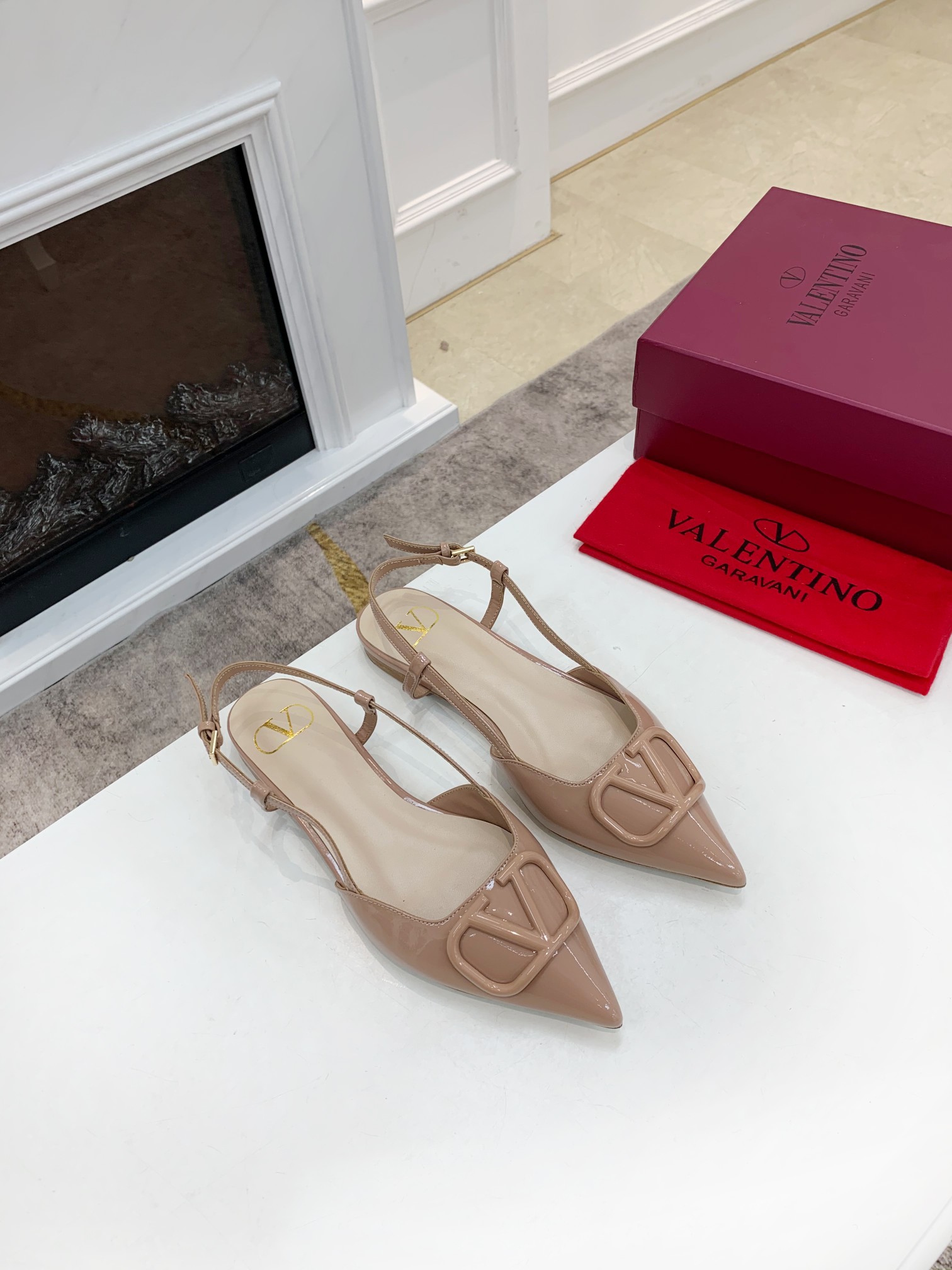 Valentino. Valentino gran hebilla v zapatos individuales contador última serie Versión genuina de lo