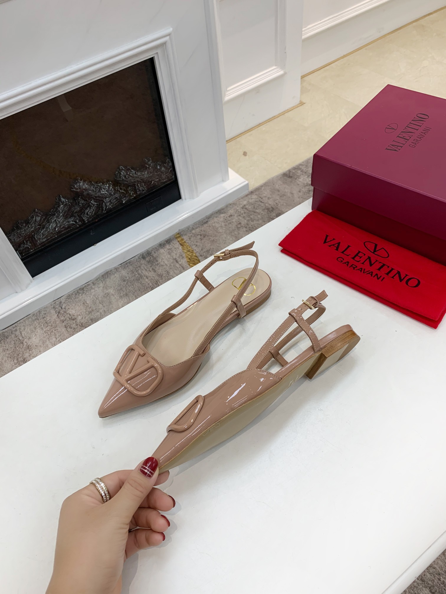 Valentino. Valentino gran hebilla v zapatos individuales contador última serie Versión genuina de lo