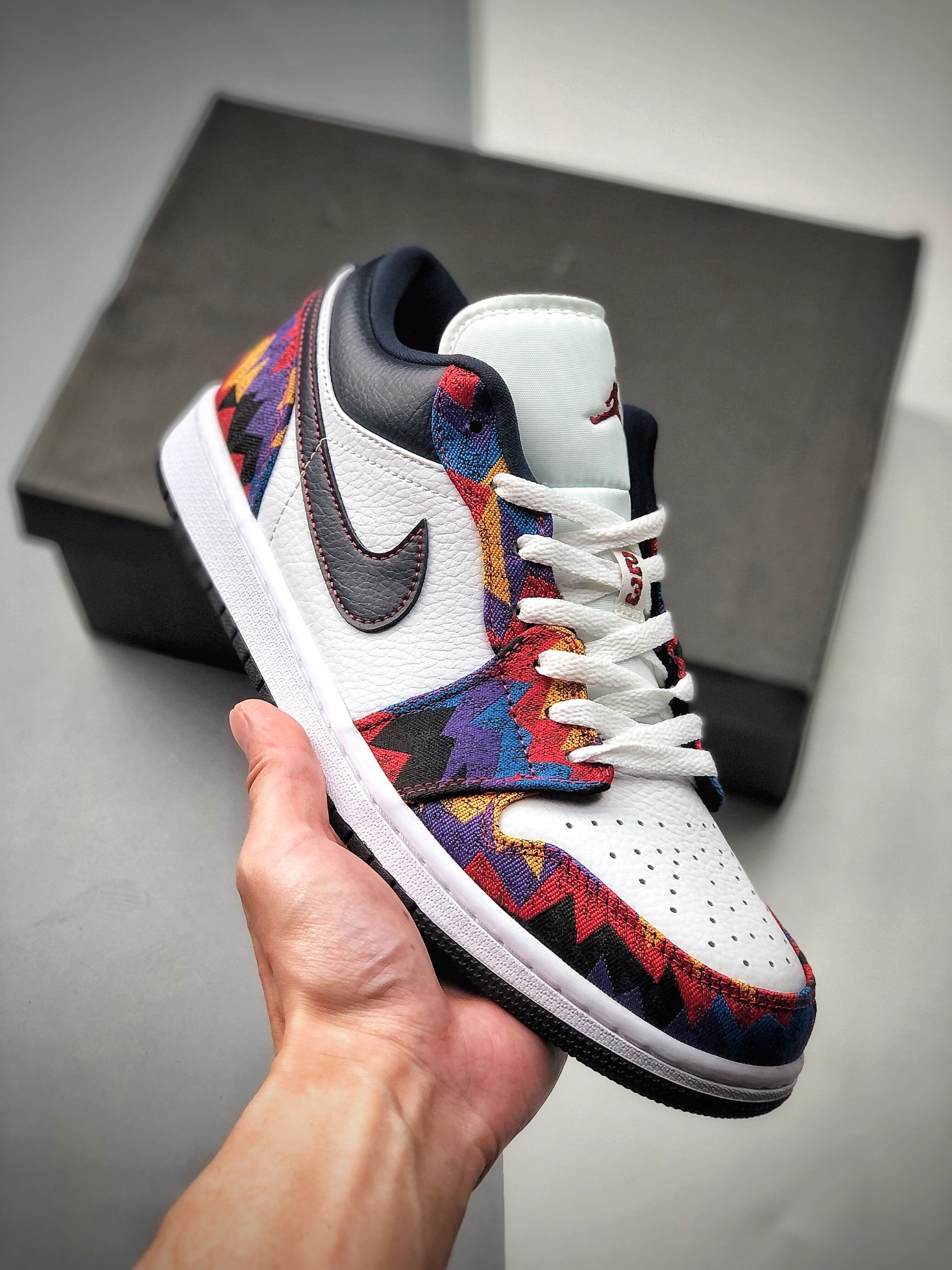 240 Air Jordan 1 Low “Sweater”毛衣依然是以清爽的白色打底CZ8659-100