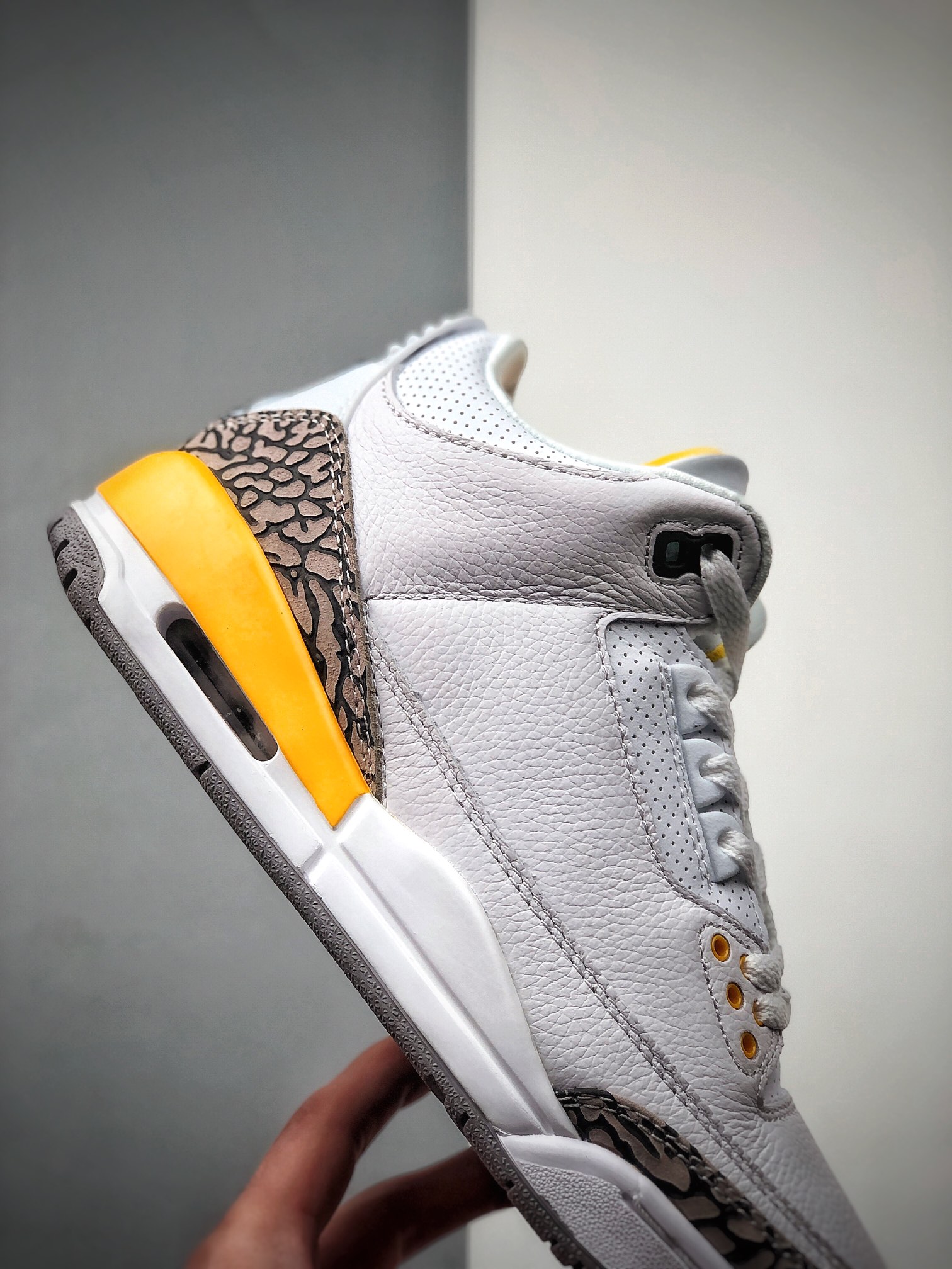 330 Air Jordan 3 WMNS “Laser Orange” 黄水泥配色  CK9246-108