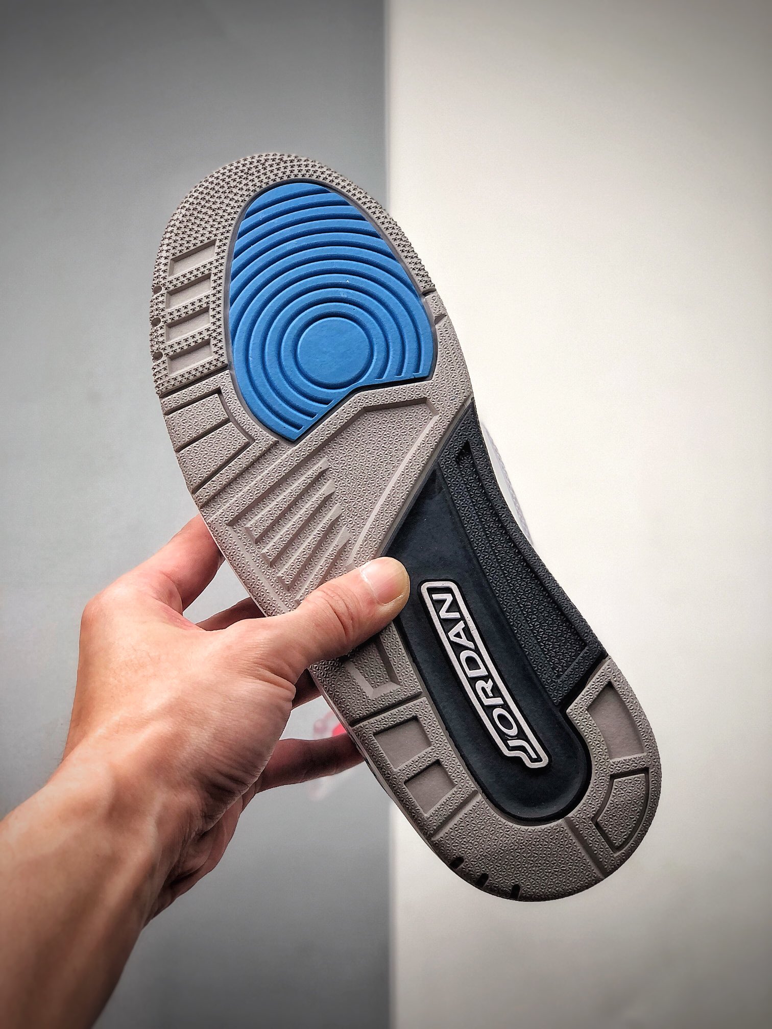 330 Air Jordan 3 “UNC” 北卡蓝配色 中端性价比之王作为曾经非市售的北卡大学 UNC PE  CT8532-104