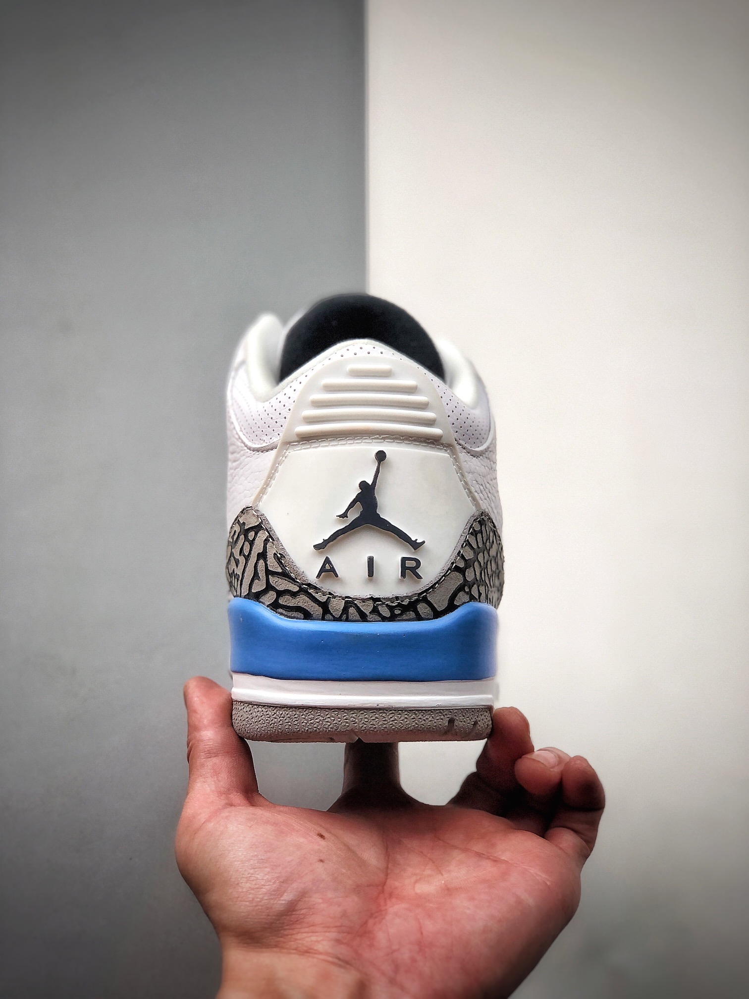 330 Air Jordan 3 “UNC” 北卡蓝配色 中端性价比之王作为曾经非市售的北卡大学 UNC PE  CT8532-104