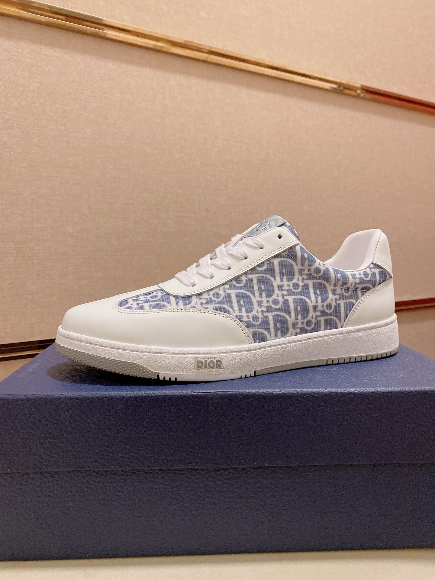 J0 情侣款👫迪奥·Dior休闲运动风男鞋，全新春夏季款设计，完美做工，系带懒人款打造装柜品质，鞋面：进口丝绸牛皮，羊皮内里柔软舒适，超轻TPU耐磨大底、简约、百搭风时装男鞋，优颜色 情侣💑