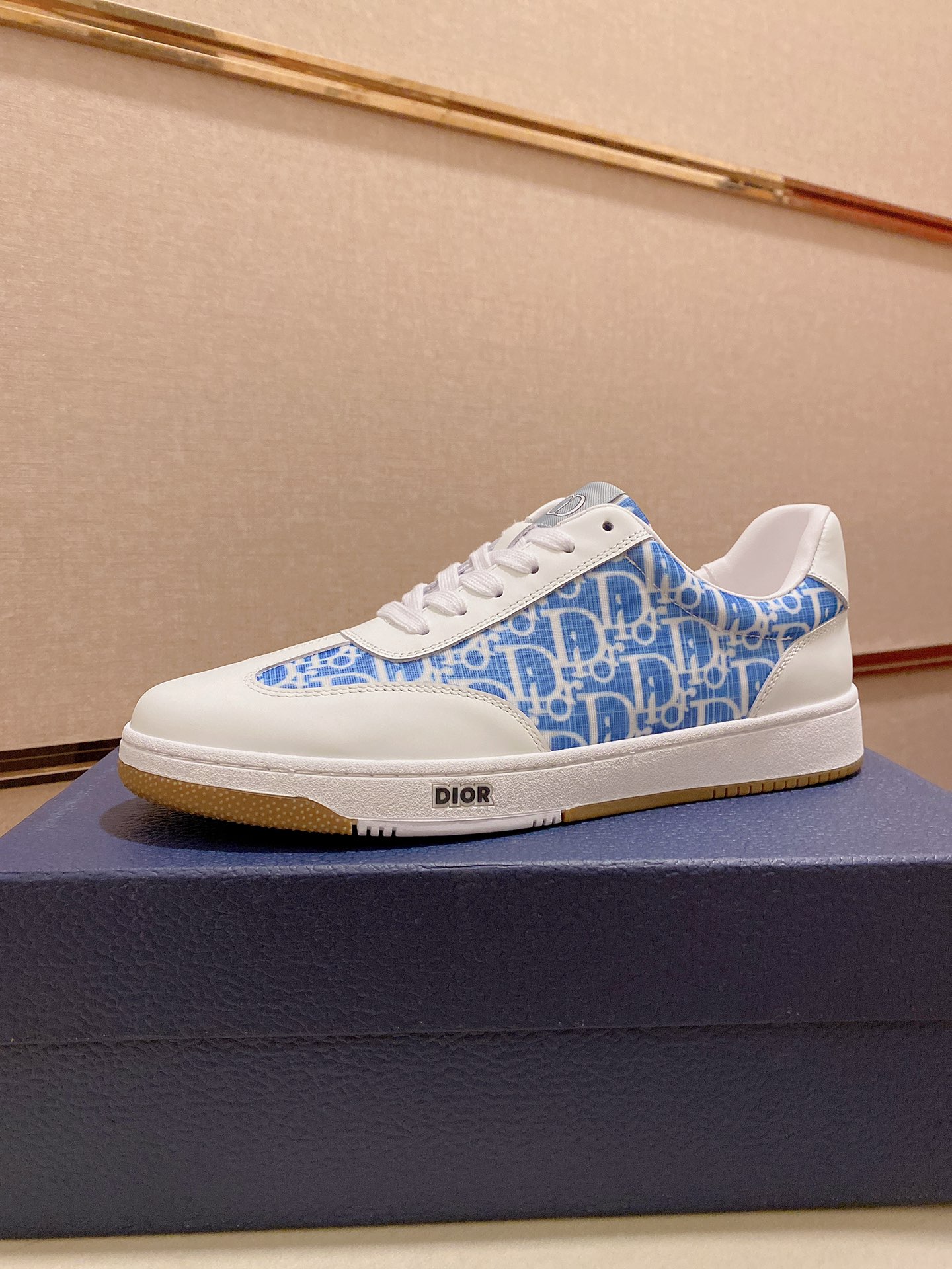 J0 情侣款👫迪奥·Dior休闲运动风男鞋，全新春夏季款设计，完美做工，系带懒人款打造装柜品质，鞋面：进口丝绸牛皮，羊皮内里柔软舒适，超轻TPU耐磨大底、简约、百搭风时装男鞋，优颜色 情侣💑