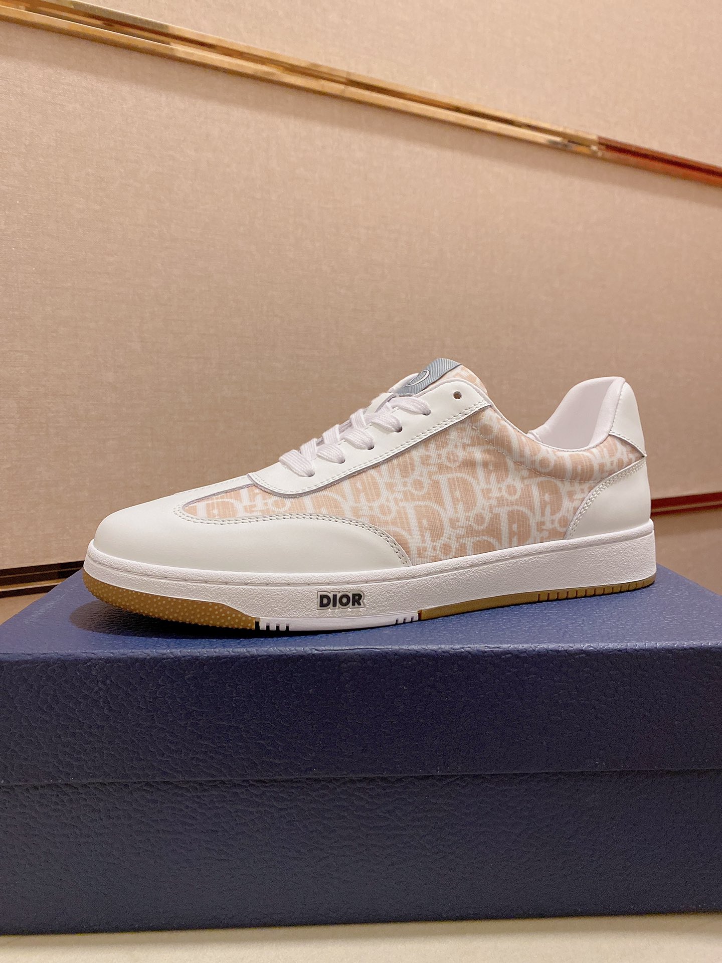 J0 情侣款👫迪奥·Dior休闲运动风男鞋，全新春夏季款设计，完美做工，系带懒人款打造装柜品质，鞋面：进口丝绸牛皮，羊皮内里柔软舒适，超轻TPU耐磨大底、简约、百搭风时装男鞋，优颜色 情侣💑